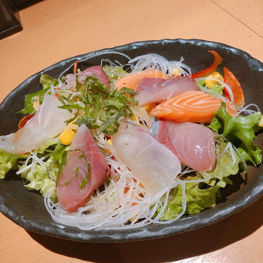 知床漁場 新大宮店のインスタグラム：「本日紹介するのは海鮮サラダです🐟 新鮮な海鮮とさっぱり青じそドレッシングがマッチして美味しいですよ〜🤤 #知床漁場#新大宮#奈良#知床#居酒屋#海鮮#海鮮居酒屋#サラダ」