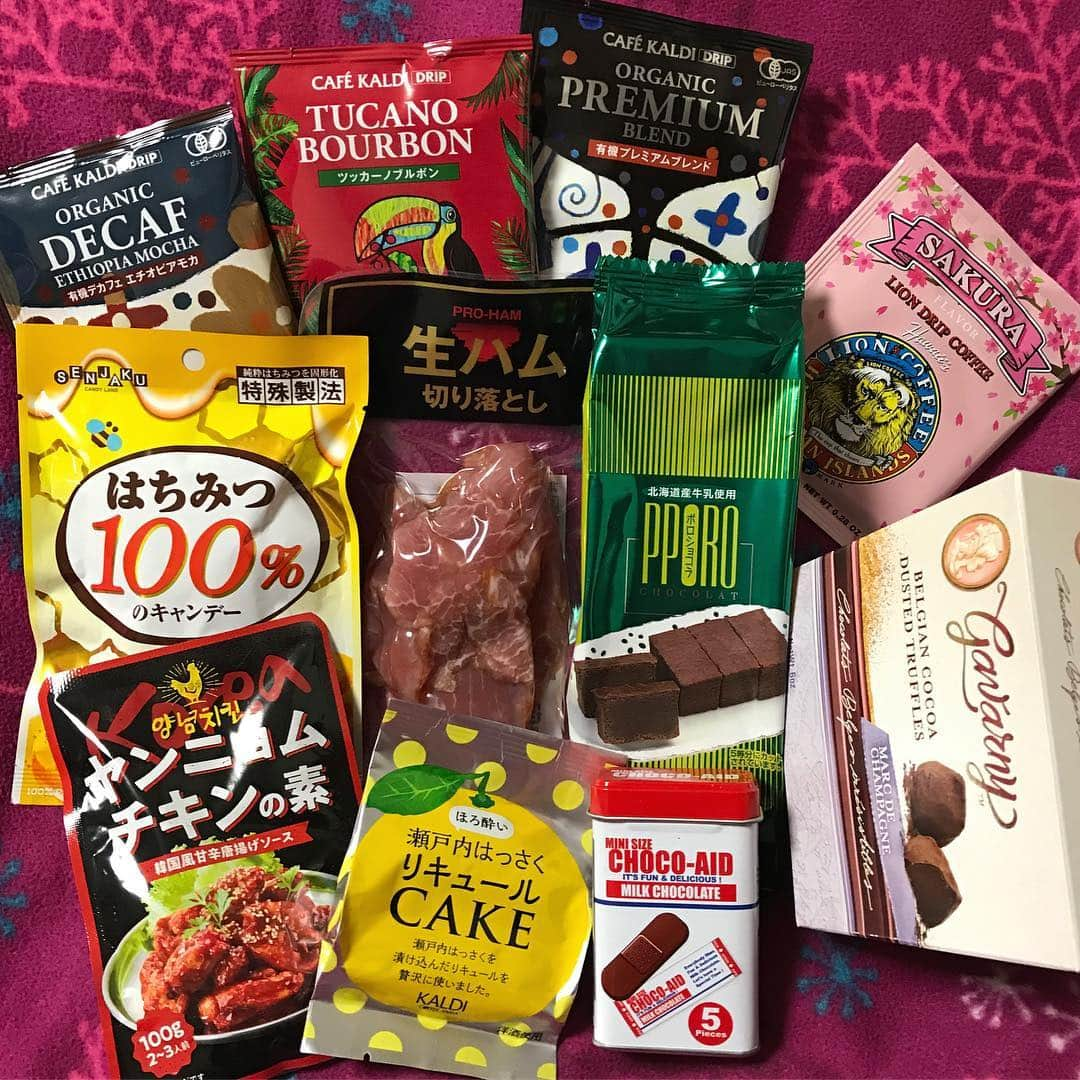 紫苑みやびさんのインスタグラム写真 - (紫苑みやびInstagram)「カルディでお買い物〜♪ バレンタインデーが近いので、売り場にはチョコレートが増えていました！ 🌸定番は生ハム切り落とし、ポロショコラ、はちみつ100キャンディ。 🌸ヤンニョムチキンの素は冷奴にかけたらどうだろう？と。（油淋鶏ソースが欲しかったけど無かったので） 🌸ドリップコーヒーは味見をする為。お正月のコーヒー福袋に入ってなかった物をチョイス。 🌸チョコエイドは缶が欲しかったので。 🌸ガヴァルニープレミアムトリュフ（シャンパーニュ）これ、安い割に美味しいの！！！かなり洋酒が効いてる！ 🌸瀬戸内はっさくリキュールケーキはお試しで買ってみた。美味しかったらまた買う。 .  #kaldi #kaldicoffeefarm #お買い物 #カルディ購入品 #カルディ好きな人と繋がりたい #ドリップコーヒー #kaldi」1月30日 23時46分 - shion_miyabi