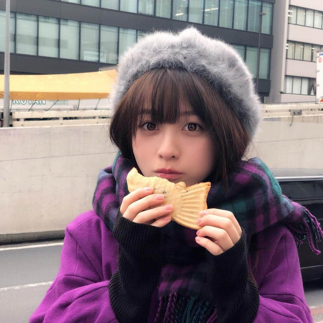 橋本環奈さんのインスタグラム写真 - (橋本環奈Instagram)「こんにちは！環奈MGです。  今夜は雪が降るみたいですね☃️ 鯛焼き食べる環奈ちゃん。 ４日発売の「週刊プレイボーイ」からオフショットです。 ・ ・ ・ MGのつぶやき 2019年に撮った写真には今日から橋本環奈2019のタグ付けようかなぁ。  #橋本環奈 #橋本環奈2019 #橋本環奈マネージャー #週刊プレイボーイ #鯛焼き #つぶあん派」1月31日 10時43分 - kannahashimoto.mg