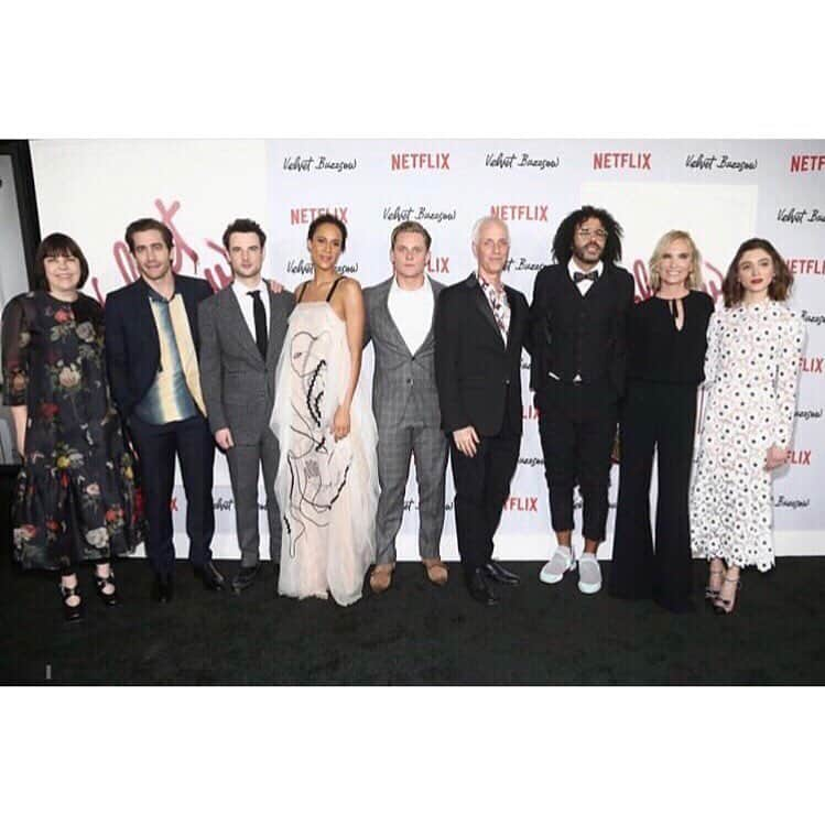 ナタリア・ダイアーのインスタグラム：「got to spend the last weekend with these very lovely very talented people in support of #velvetbuzzsaw available on @netflix this friday. excited to see what you think 🙈⚙️🎒」