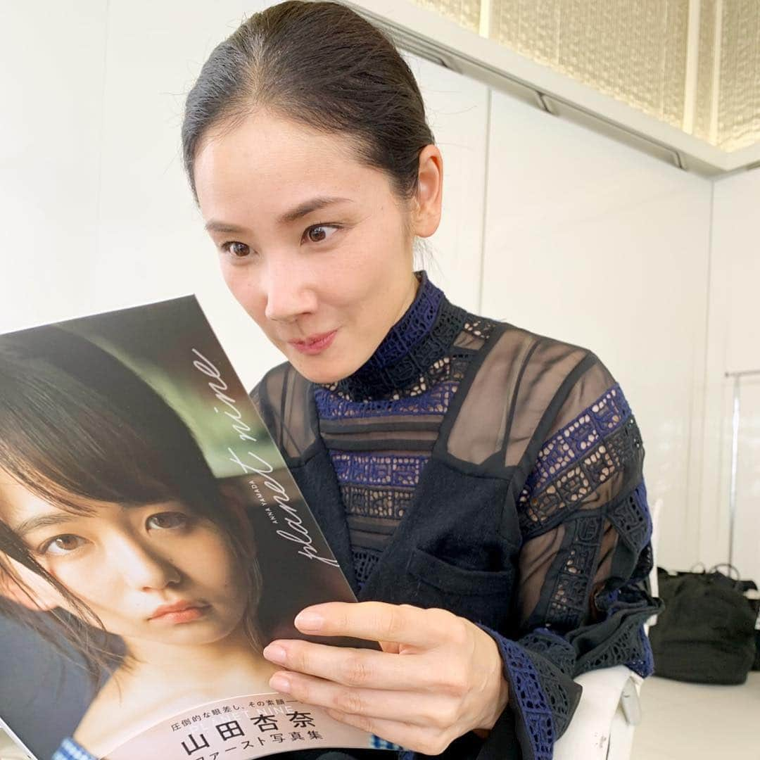 吉田羊さんのインスタグラム写真 - (吉田羊Instagram)「最近イチオシの山田杏奈ちゃんの写真集をゲットしたので早速めくってみたらいちいち可愛くて興奮が止まらない吉田羊をどうぞ。 #今度これにサインしてもらうぞ #ロッテバレンタイン企画でも共演中 #杏奈ちゃんのご両親に感謝したいレベルの可愛さ #アミューズさんもありがとう」1月31日 3時13分 - yoshidayoh_official