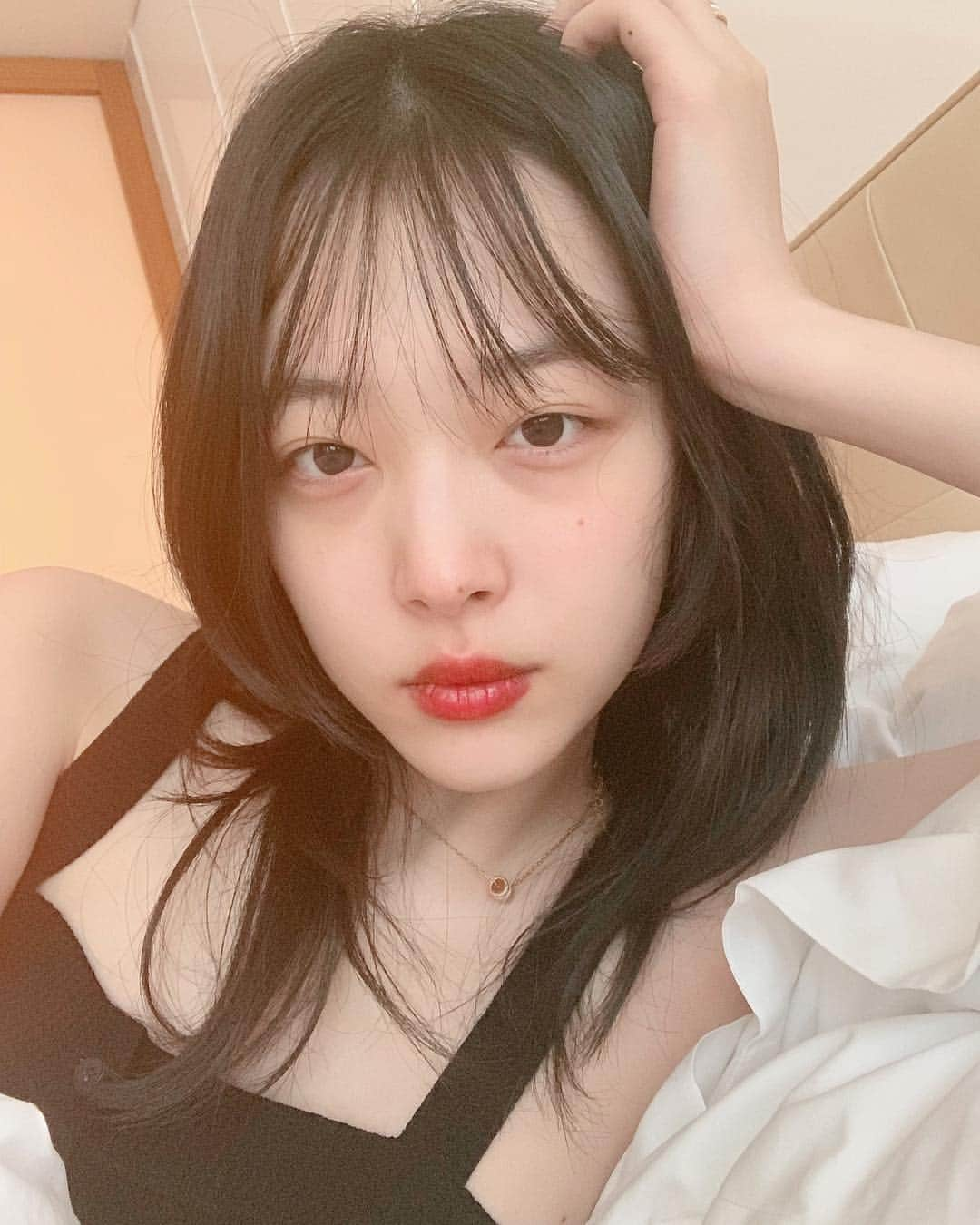 ソルリさんのインスタグラム写真 - (ソルリInstagram)「잠 깼어... 잠은 참 마음대로 되지않아 🐣 아직 안자는 복숭이들?🍑」1月31日 4時59分 - jelly_jilli