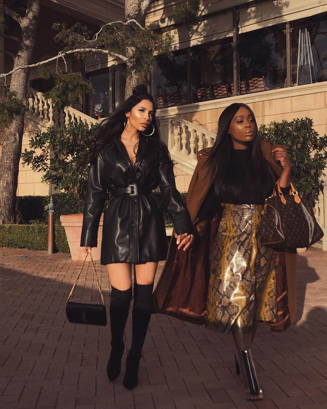 sananasのインスタグラム：「Leather-ed 🖤 With this beauty @theglamstel . .  #OOTD #Fashion #FashionInspiration #Streetstyle #Mode #LeatherOutfit . PS : NOUVELLE VIDÉO EN LIIIIIIGNE ! LE LIEN EST DANS LA BIO !」