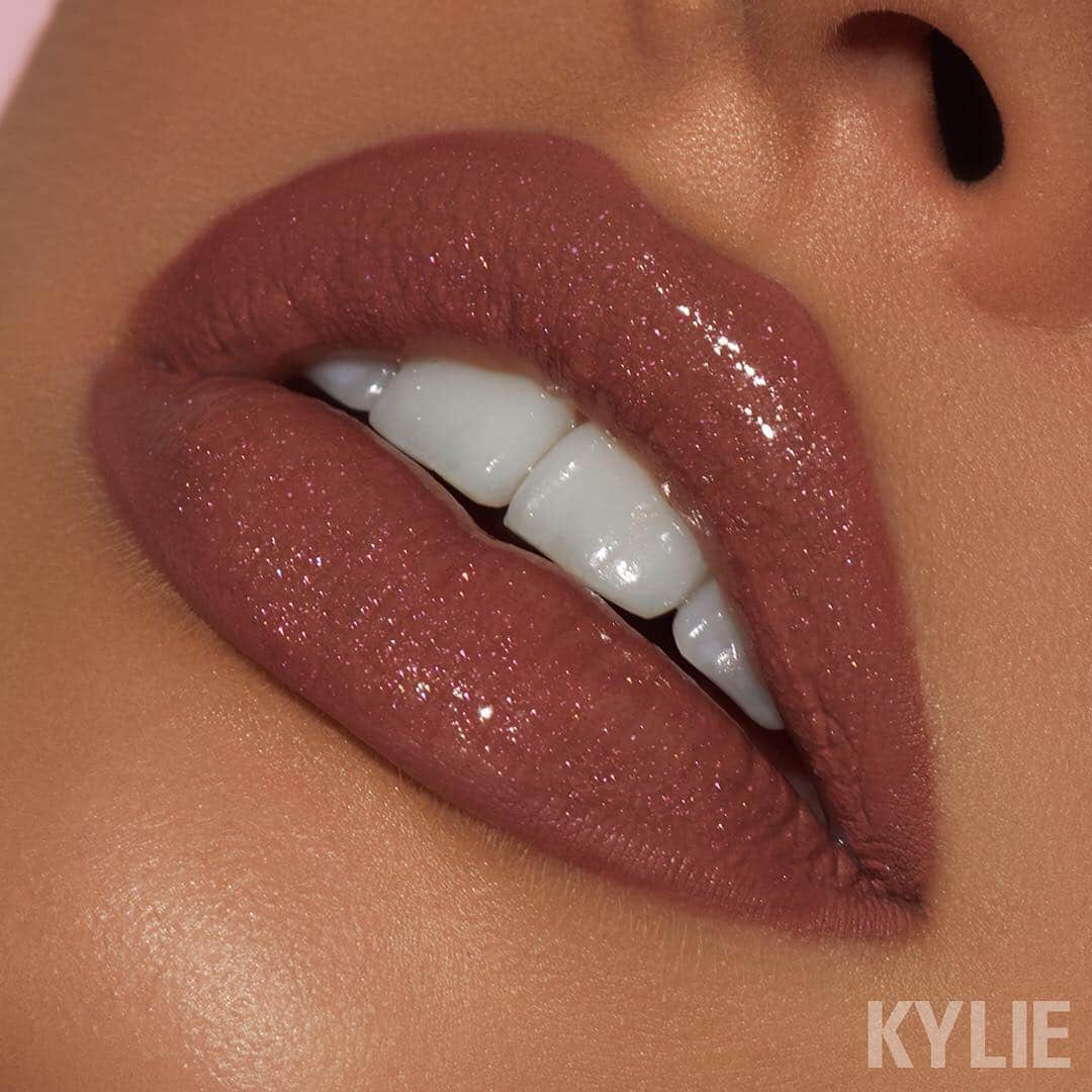 Kylie Cosmeticsさんのインスタグラム写真 - (Kylie CosmeticsInstagram)「BUILT TO LAST liquid lipstick 💄 and FOREVER AND ALWAYS lip liner from the Valentine Collection FOREVER SET! Only TWO days to go until you can grab these for yourself! 💕Swipe to see STORY OF US #HIGHGLOSS layered on top! ✨」1月31日 6時10分 - kyliecosmetics