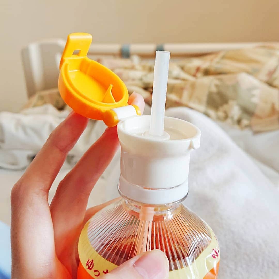 足立玲菜さんのインスタグラム写真 - (足立玲菜Instagram)「入院中 便利だったものその2  TSUBAKIの洗い流さないシャンプー 髪の毛洗えない日が続くとと助かる🙏  ペットボトルのストローキャップ 寝てても飲めるこれは必需品🙆  紙の加湿器🍎 やっぱり病院って乾燥するんですよね。部屋の中が乾燥し過ぎて咳止まらなくなったので、可愛いし加湿できるして活用してます🙆  #便利アイテム #入院中 #入院中に大活躍 #入院中便利 #紙の加湿器 #洗い流さないシャンプー #tsubaki #convenient」1月31日 7時45分 - reina_adachi