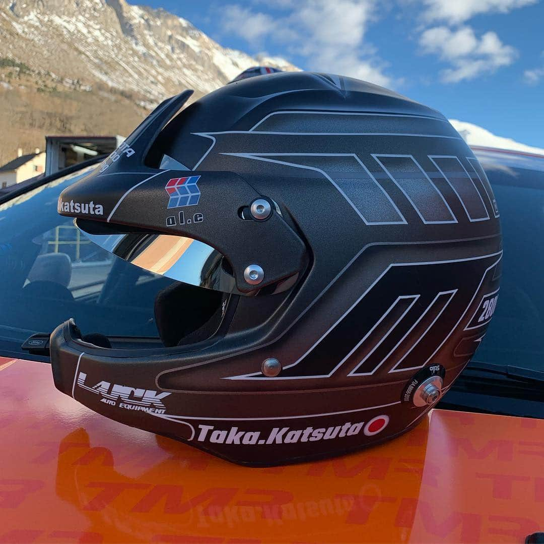 勝田貴元さんのインスタグラム写真 - (勝田貴元Instagram)「New helmet 2019. Painted by FujisanD&P. This year matte color 😎 Coooooool✨ 2019年仕様のヘルメット公開！ 今年はコドライバーのダンのヘルメットもペイントして頂きました。 藤井さんいつもありがとうございます☺️ やっぱりモノトーンが一番好きだ😍 ダンも大満足！Union Jackはズルい🇬🇧 今年はフルマットカラー😎 いつもカッコイイペイントありがとうございます💪 今年も国際映像に沢山映せるよう頑張ります！ #fujisandp #luck #ale #toyotagazooracing #2019 #helmetdesign #mattecolor #mm #pooh #carbon #カーボン #ラップ塗装 #マットカラー @takamotokatsuta @danbarritt」1月31日 7時53分 - takamotokatsuta