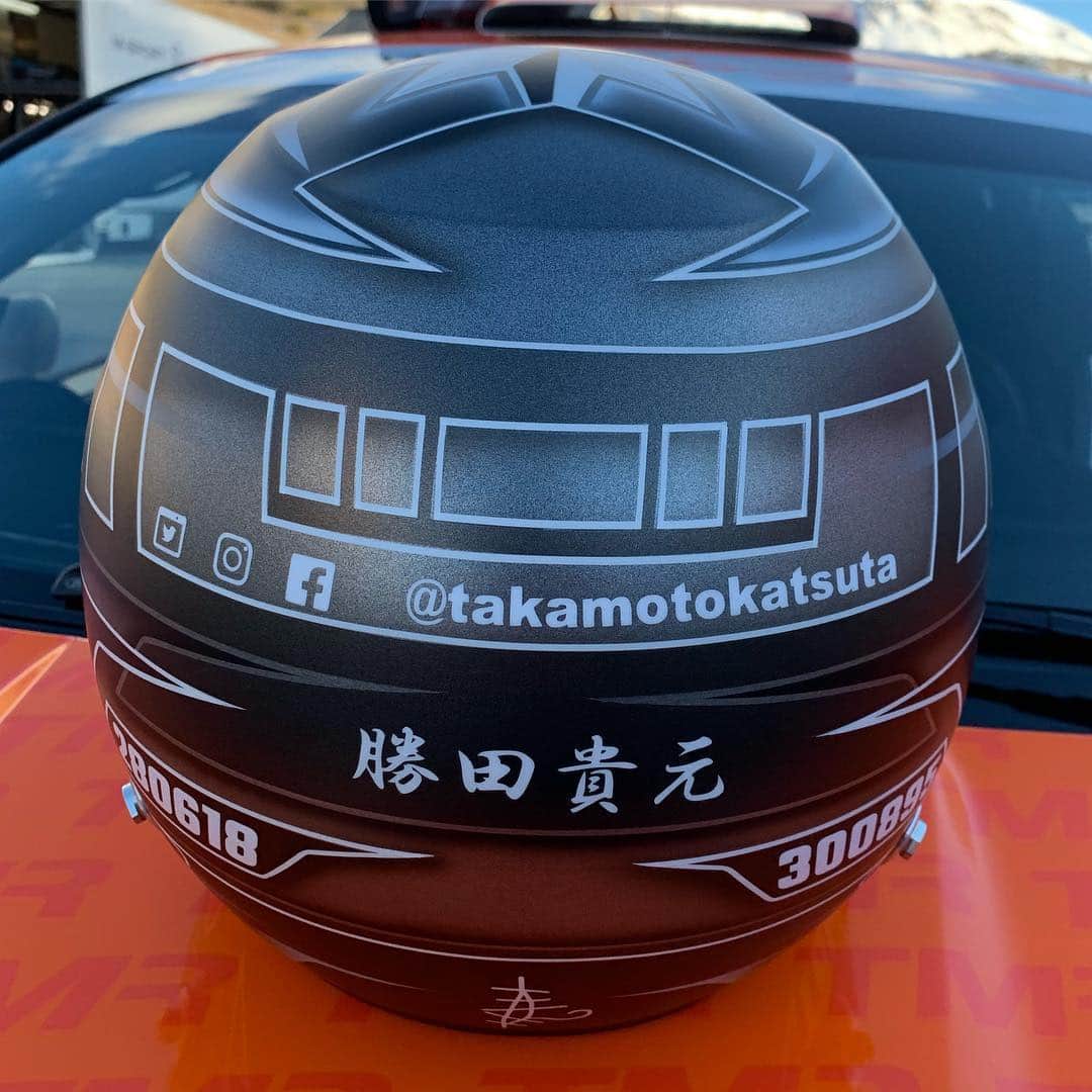 勝田貴元さんのインスタグラム写真 - (勝田貴元Instagram)「New helmet 2019. Painted by FujisanD&P. This year matte color 😎 Coooooool✨ 2019年仕様のヘルメット公開！ 今年はコドライバーのダンのヘルメットもペイントして頂きました。 藤井さんいつもありがとうございます☺️ やっぱりモノトーンが一番好きだ😍 ダンも大満足！Union Jackはズルい🇬🇧 今年はフルマットカラー😎 いつもカッコイイペイントありがとうございます💪 今年も国際映像に沢山映せるよう頑張ります！ #fujisandp #luck #ale #toyotagazooracing #2019 #helmetdesign #mattecolor #mm #pooh #carbon #カーボン #ラップ塗装 #マットカラー @takamotokatsuta @danbarritt」1月31日 7時53分 - takamotokatsuta