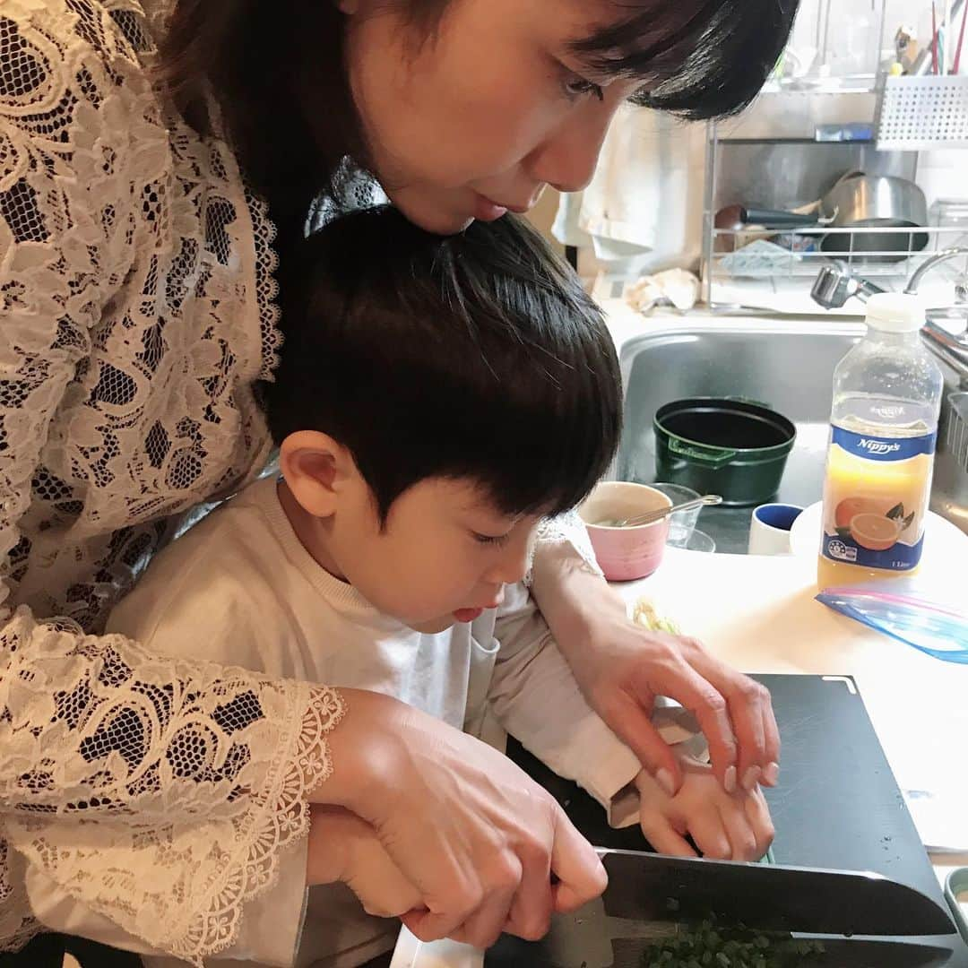 潮田玲子さんのインスタグラム写真 - (潮田玲子Instagram)「お手伝いしたがり長男🤣🙏 料理男子への道着実に進んでます笑 #長男 #お手伝い #包丁の #手はニャンコ #守ってます笑🤣👍 #作ったのはチャプチェ」1月31日 8時10分 - reikoshiota_official