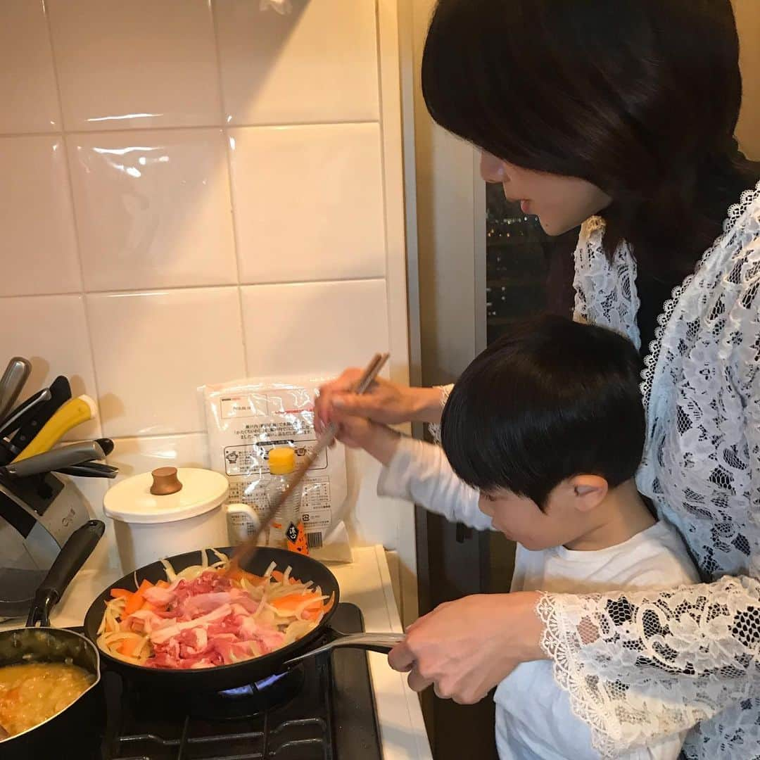 潮田玲子さんのインスタグラム写真 - (潮田玲子Instagram)「お手伝いしたがり長男🤣🙏 料理男子への道着実に進んでます笑 #長男 #お手伝い #包丁の #手はニャンコ #守ってます笑🤣👍 #作ったのはチャプチェ」1月31日 8時10分 - reikoshiota_official