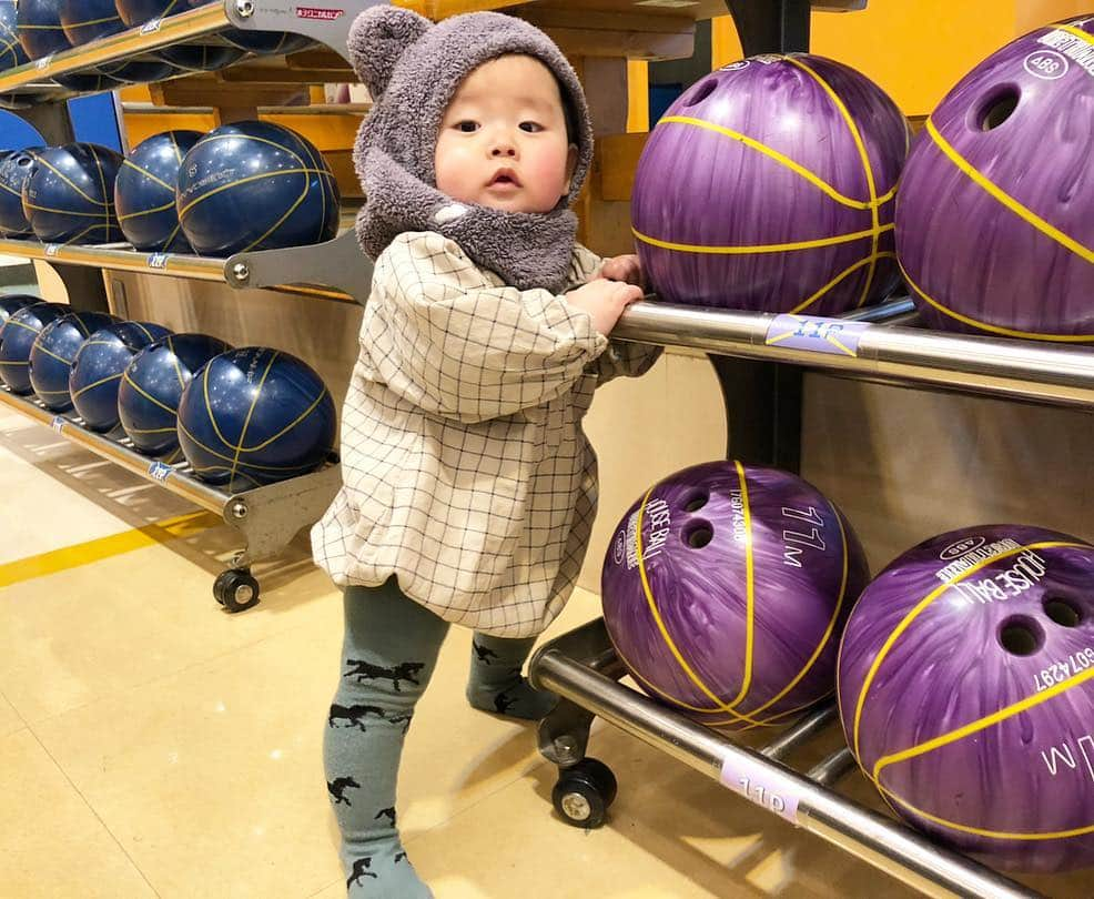 ᴋᴀɴᴀᴋöさんのインスタグラム写真 - (ᴋᴀɴᴀᴋöInstagram)「🧸🎳✨ ツインズ君が どーしても行きたい‼️ということで… 久しぶりに #ボーリング へ🎳 * 平日の夕方だったからかな…貸し切りでした😂💕 * 今晩 少し雪が降るみたいだけど、積もるかなー☃️❄️ * * お腹をしっかりカバーしてくれる @venuscarve #ヴィーナスカーブ で しっかり防寒対策☺️🌿 * #正座#生後9ヶ月#生後286日#れんくま」1月31日 19時07分 - kanakokko_34_