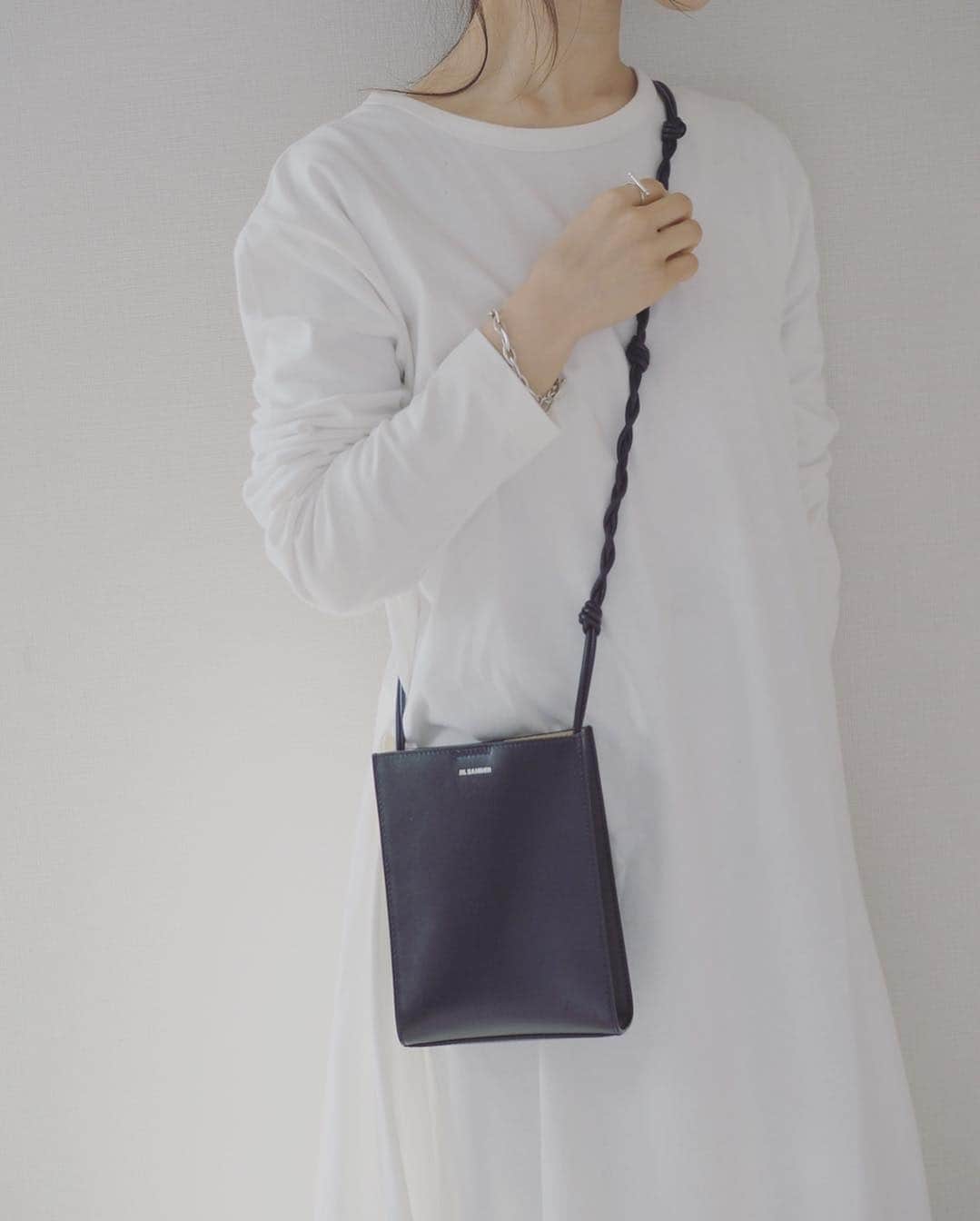 田中亜希子さんのインスタグラム写真 - (田中亜希子Instagram)「この形状のバッグがやっぱり普段1番使います。 とくに薄着になる季節には大活躍で 財布とスマホとリップがちょうど収まるいい大きさ♡  #jilsander #ジルサンダー」1月31日 19時08分 - akiico