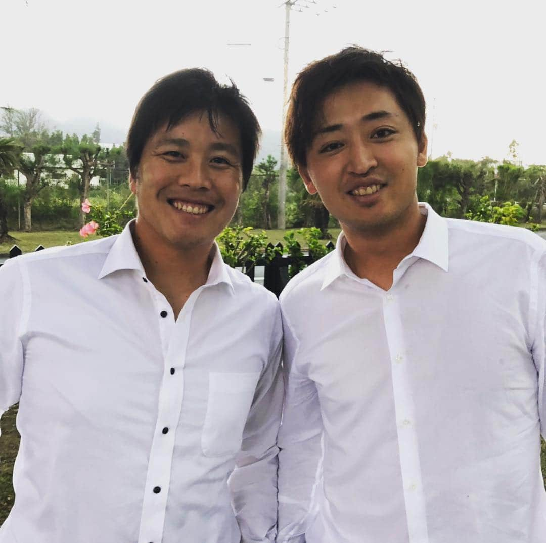 白村明弘のインスタグラム：「こんばんわ！！ 沖縄つきました^_^ 明日からまた気持ち引き締めて頑張ります！！！ 空港でエスコバーと久しぶりに会いました！仲良かったから嬉しい(^^) #国頭 #藤岡貴裕  #エスコバー」