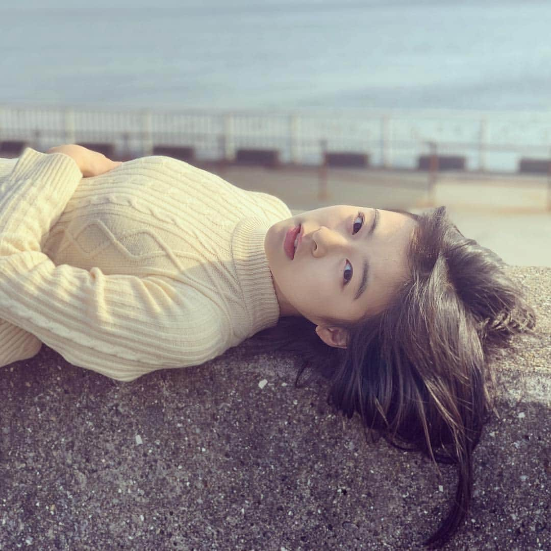 森七菜さんのインスタグラム写真 - (森七菜Instagram)「撮影の合間のオフショット #寝っ転がってる向こう側は…😱#見てる方がハラハラ #おでこ全開！笑 #もりなな #森七菜」1月31日 19時45分 - morinana_official