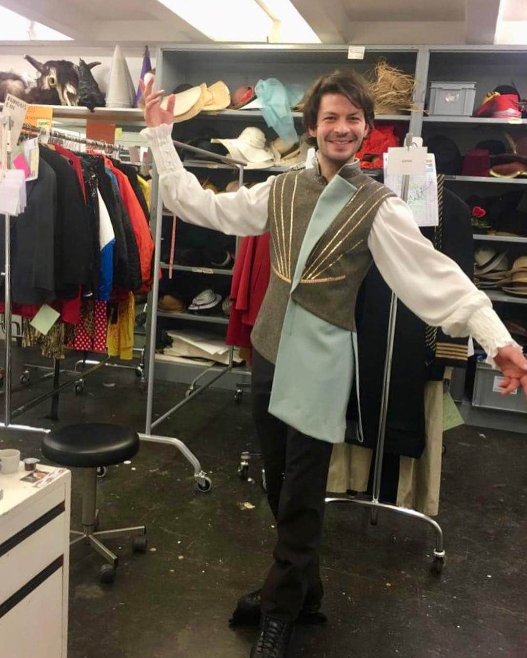 のインスタグラム：「One week to go before @artonicemagic premiere! #downtheroad #goodbyemylover」