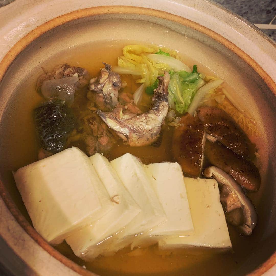 青田典子さんのインスタグラム写真 - (青田典子Instagram)「すっぽん鍋を作りました💕京都のお出汁で出来たすっぽんスープと、#三之助のお豆腐で、インフルエンザに負けないように滋養強壮✨と私のお肌にもいいはず✨とちょっとがんばってみたんだけど、 スープとお豆腐を食べながら、 「ん〜〜おれはカメ🐢は食べられないなあ、、。」と えっ？？ カメじゃないんだけどなあ。。(^^; おかげさまで、私が身を担当してお肌がプルプルになる予感 ＿💖(▼∀▼)ノ✨☆」1月31日 19時52分 - norikoaota