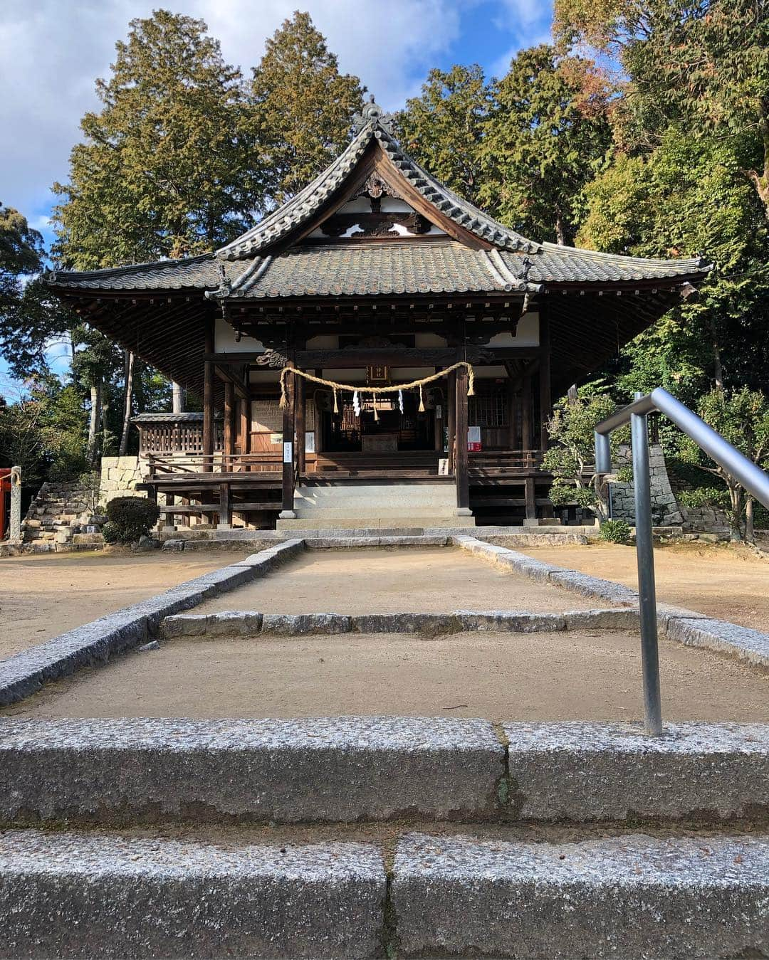 荒生暁子さんのインスタグラム写真 - (荒生暁子Instagram)「初詣は狐瓜木(くるめ木)神社へ。 小高い丘にある由緒ある戸坂地域の氏神様。 階段を上ると心地いい清々しい空気。 これからお世話になります。 #広島神社 #神社 #狐瓜木神社#くるめ木神社  #くるめ木#初詣#参拝」1月31日 11時46分 - akikoarao0904