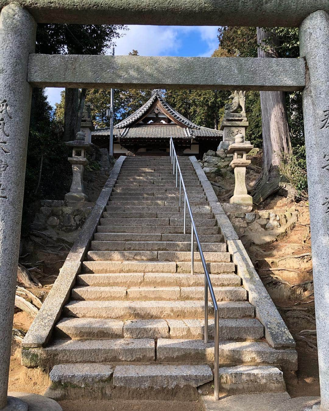 荒生暁子さんのインスタグラム写真 - (荒生暁子Instagram)「初詣は狐瓜木(くるめ木)神社へ。 小高い丘にある由緒ある戸坂地域の氏神様。 階段を上ると心地いい清々しい空気。 これからお世話になります。 #広島神社 #神社 #狐瓜木神社#くるめ木神社  #くるめ木#初詣#参拝」1月31日 11時46分 - akikoarao0904