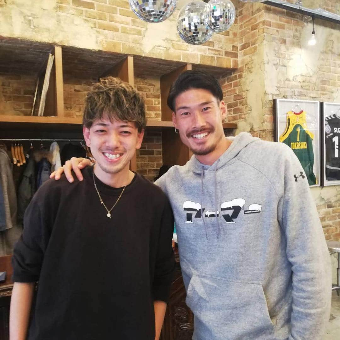 鈴木大輔さんのインスタグラム写真 - (鈴木大輔Instagram)「キャンプの合間にカット。 今日のスポンサーパーティーの前にスッキリしました！！ いつもありがとうございます。 @realdg2009  #美容室 #南柏#アンダーアーマー #パーカー」1月31日 11時41分 - 4daisuke4