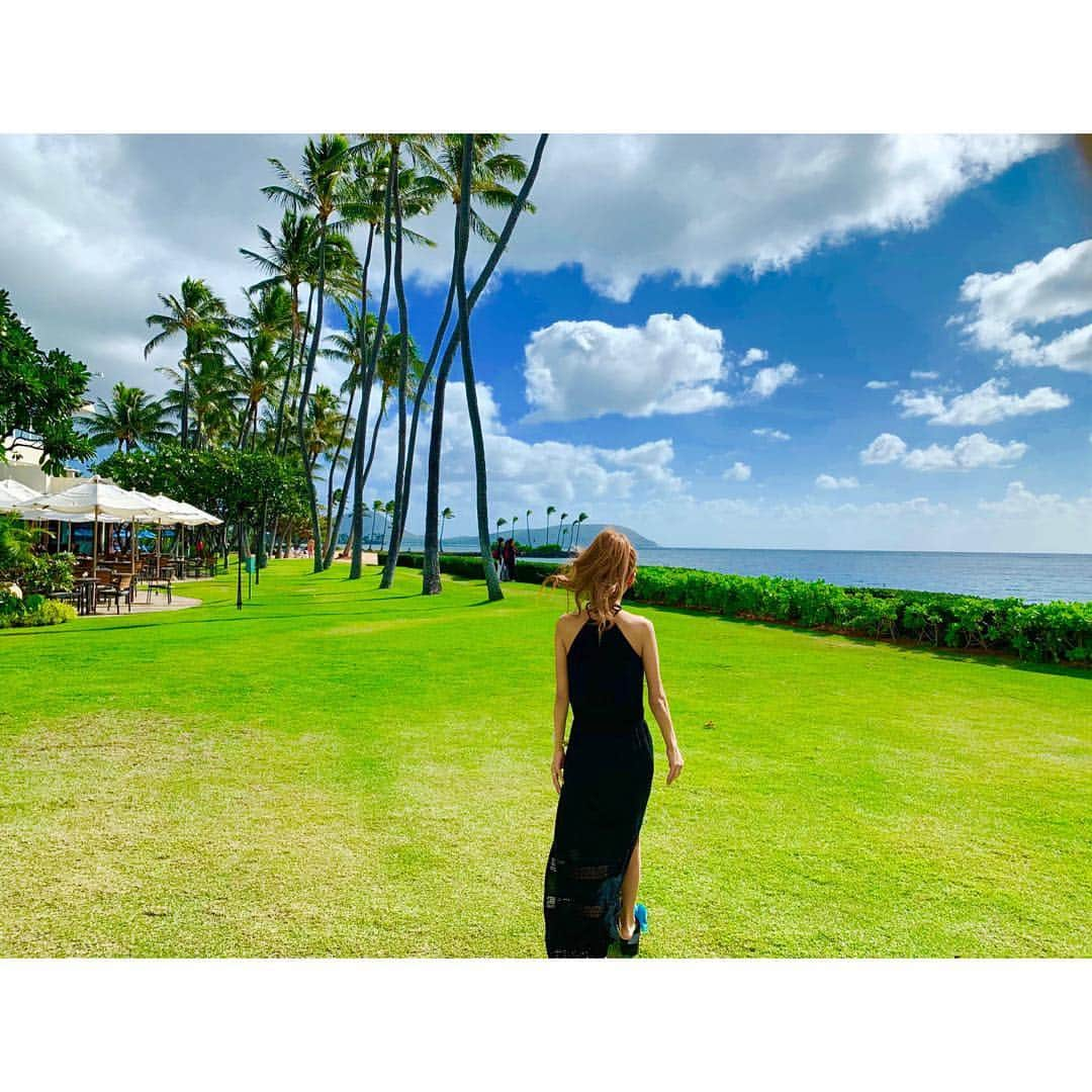 門りょうさんのインスタグラム写真 - (門りょうInstagram)「#hawaii#ビーチ編 ちょっと遠いけどカハラの海まで行ったよ🏖 日本人あんま居ないし人少なくてめっちゃよかった 人居ないからカラコンすら入れないどすっぴん😄だから顔隠してる😄 これも連写やけどついに指入ってもーてるでまじで映える写真とはとことん無縁（笑）」1月31日 12時15分 - rio19891015