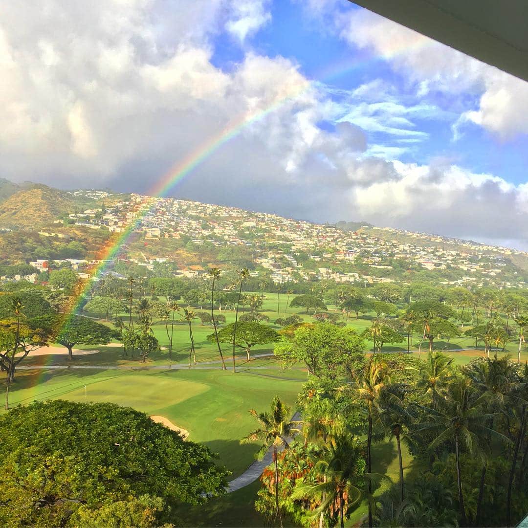 REALTA 2016.02.24のインスタグラム：「こちらに来てから不思議な事ばかり… 今日もいきなり目の前に虹が現れた！  #虹 #rainbow  #kahalahotel  #privatebeach  #hotel #hotelresort  #hawaii」