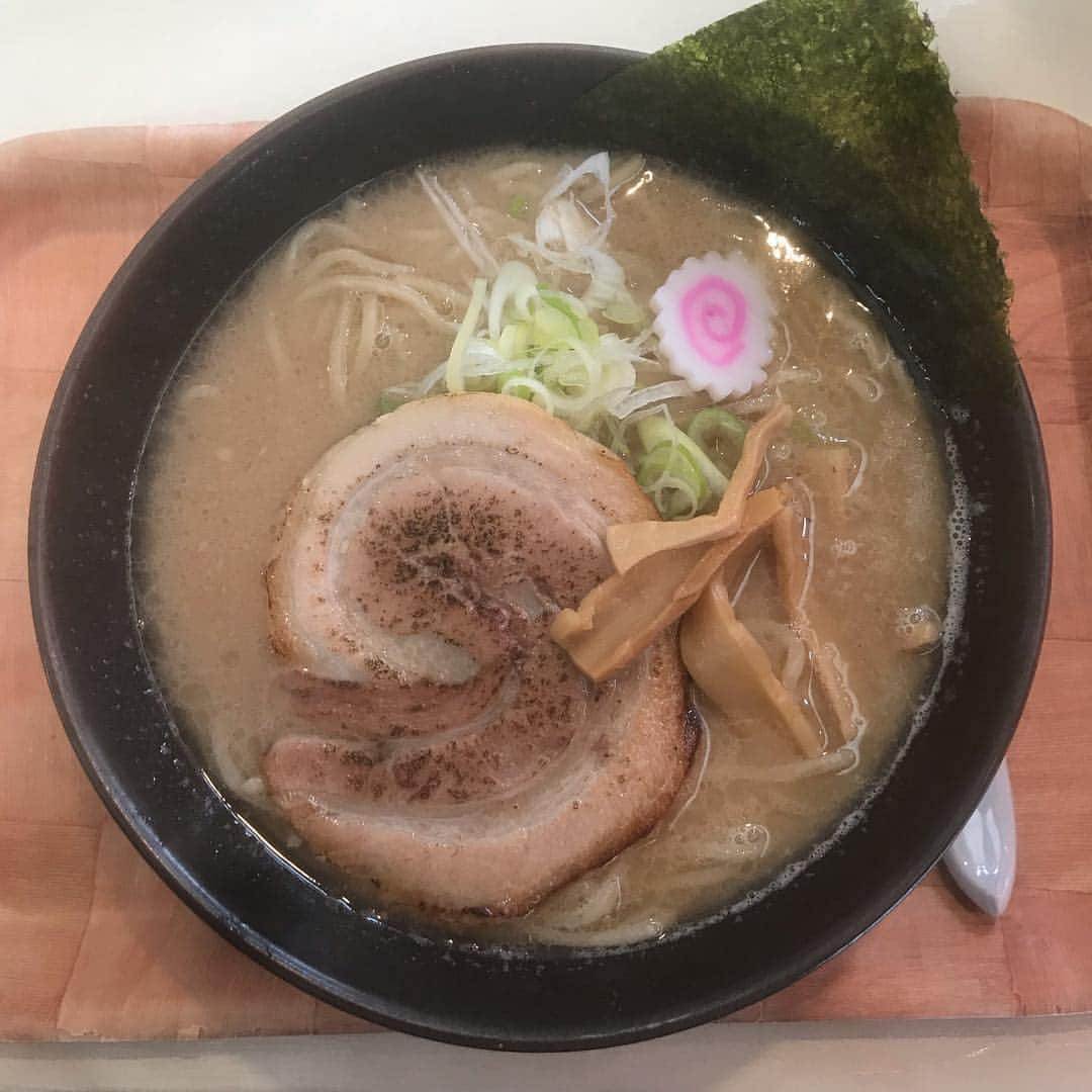 馬場皐輔のインスタグラム：「お昼ラーメン食べてきたよ😋 美味しいかった〜🍜 たくさん米軍さん達も来てたよ！ 米軍さん達がスパイシープリーズって言ってたので覗いてみたら担々麺食べてました！とてもスパイシーな米軍さん達でした😄 #あぐり#魚介しょうゆ豚骨ラーメン#沖縄」