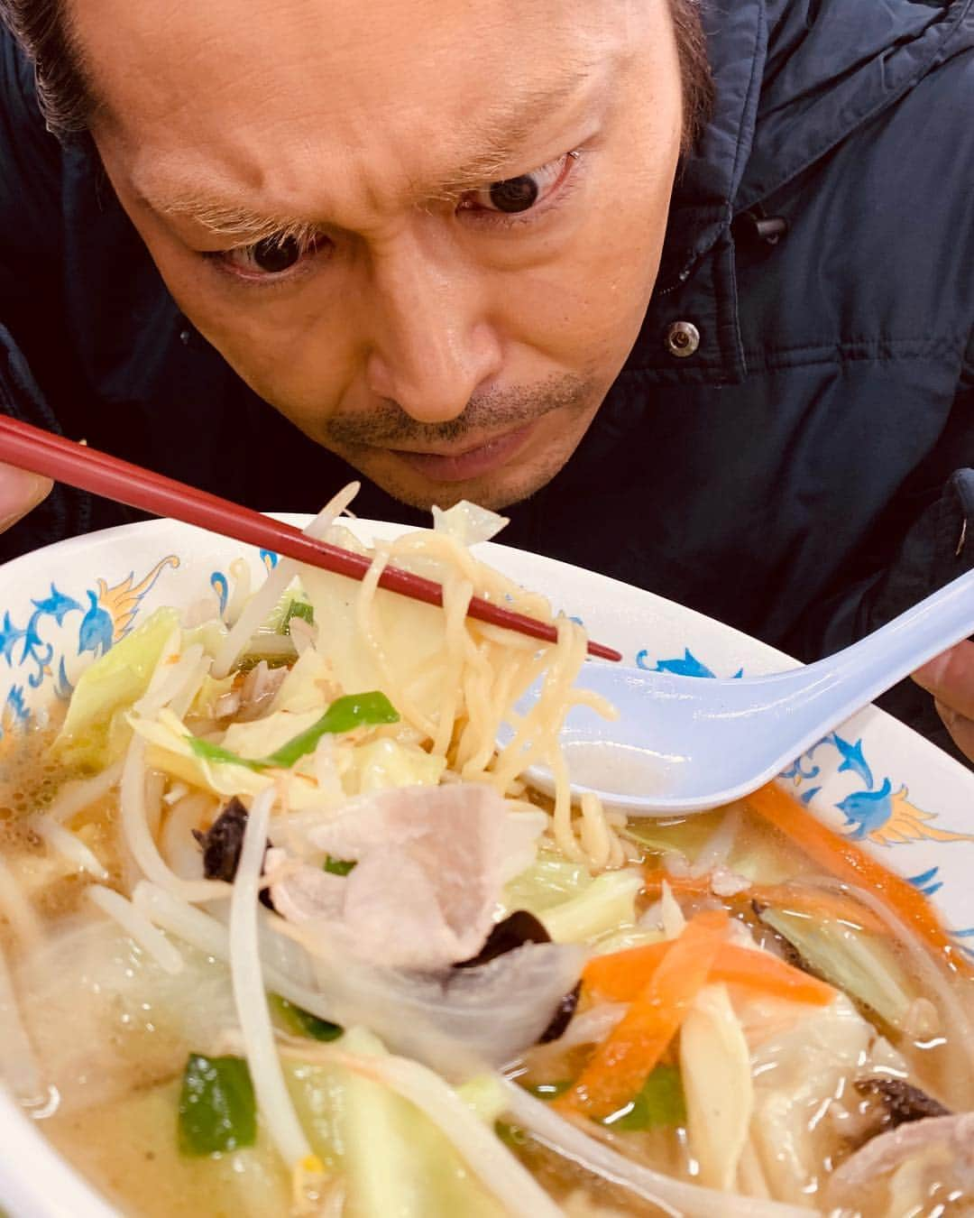 安田顕さんのインスタグラム写真 - (安田顕Instagram)「食堂。#タンメン。 激旨。 #睨み飯」1月31日 13時00分 - yasu_da_ken