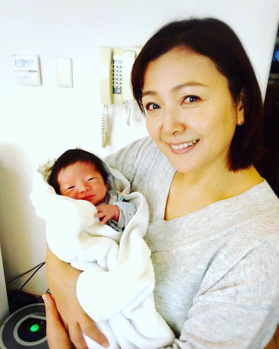 原日出子さんのインスタグラム写真 - (原日出子Instagram)「3年前ですって💖 末っ子孫息子も3歳になり  今日はついにお姉ちゃんたちから回って来たインフルエンザでお熱だそうです💦 でも 騒ぎもせず お薬飲んで大人しく寝てるって。 長女は ちびちゃん達連チャンで大変だろうに 気丈に子供たちの世話をして 同じく インフルエンザになってしまった私まで 気遣ってくれます。 私は パパも子供達も 優しくしてくれるから 大丈夫なのに … 今や長女とは母親同士 「きっと無理して動くんだろうな」という気遣いなのでしょうね💖 子供達も 孫たちも成長したなぁ〜〜って ひとりウルウルする母です(´°̥̥̥̥̥̥̥̥ω°̥̥̥̥̥̥̥̥｀) あっ💦ばば かぁ(笑)」1月31日 13時18分 - hara_hideko