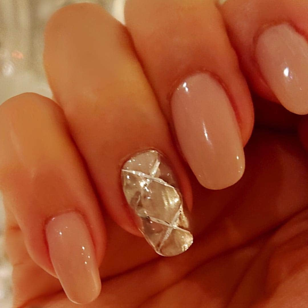 大地真央さんのインスタグラム写真 - (大地真央Instagram)「今回のネイル💅 CHANELのココクラッシュ にしてもらいました ✨CC✨ お気に入り❣️ #明治座「#夫婦漫才」の舞台稽古に入るまでのつかの間の喜びです(⌒▽⌒) . #erikonail 💅👏 #CHANEL 🧥👚👠👗🧤🥿👢👖💄👡💍👛🕶🎒👜👟⌚️🛍🎀👓👒🧣🥽🐱🇫🇷 #シャネル  #COCOCRUSH  ここ暗いっしゅ🕶🤟🤟…(^_^)v #CHANELFineJewelry #ネイル 💅 #大地真央 #MAODAICHI #erikonailomotesando #森田恭通デザイン」1月31日 13時27分 - daichimao_official