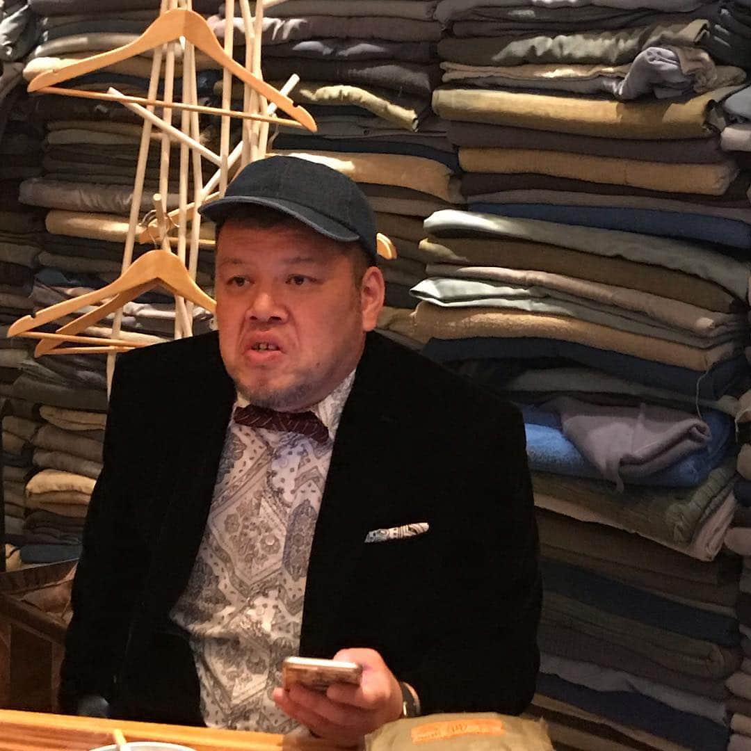 ノブ さんのインスタグラム写真 - (ノブ Instagram)「ゴチ挑戦後のくっきーさん。 楽屋が大量の布地の部屋でした。 今日のオンエアですー。 #ぐるナイ #ゴチ」1月31日 13時51分 - noboomanzaishi
