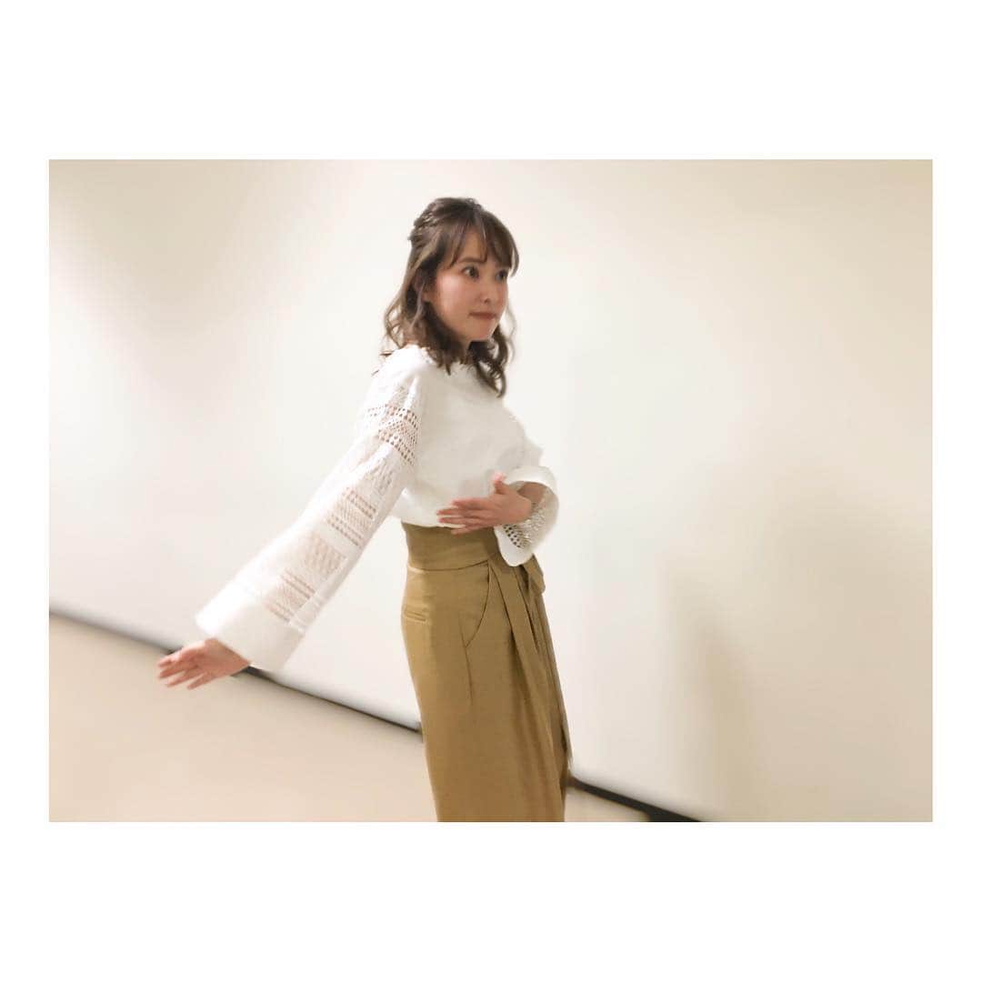 西島まどかさんのインスタグラム写真 - (西島まどかInstagram)「20日の「スポーツ酒場 語り亭」生放送、衣装は @_parigot_ さんでした。 腕のデザインが可愛いトップスに、太ベルトが取り外せるワイドパンツ。 白の好感度は身を助ける。 ． パンツはツータックのボリューム感が好みでした。ワイドパンツ大好き。 この日の衣装について @baila_magazine ブログにあげました🖥リンクはプロフィールから🔗 ． 👆3枚目以降は、近くに来たスタッフさんへの、どうぞお通り下さい〜、を2連発。気を遣わせてごめんなさい…。 #parigot#パリゴ #nhkbs1#スポーツ酒場語り亭」1月31日 14時12分 - nishijima_madoka