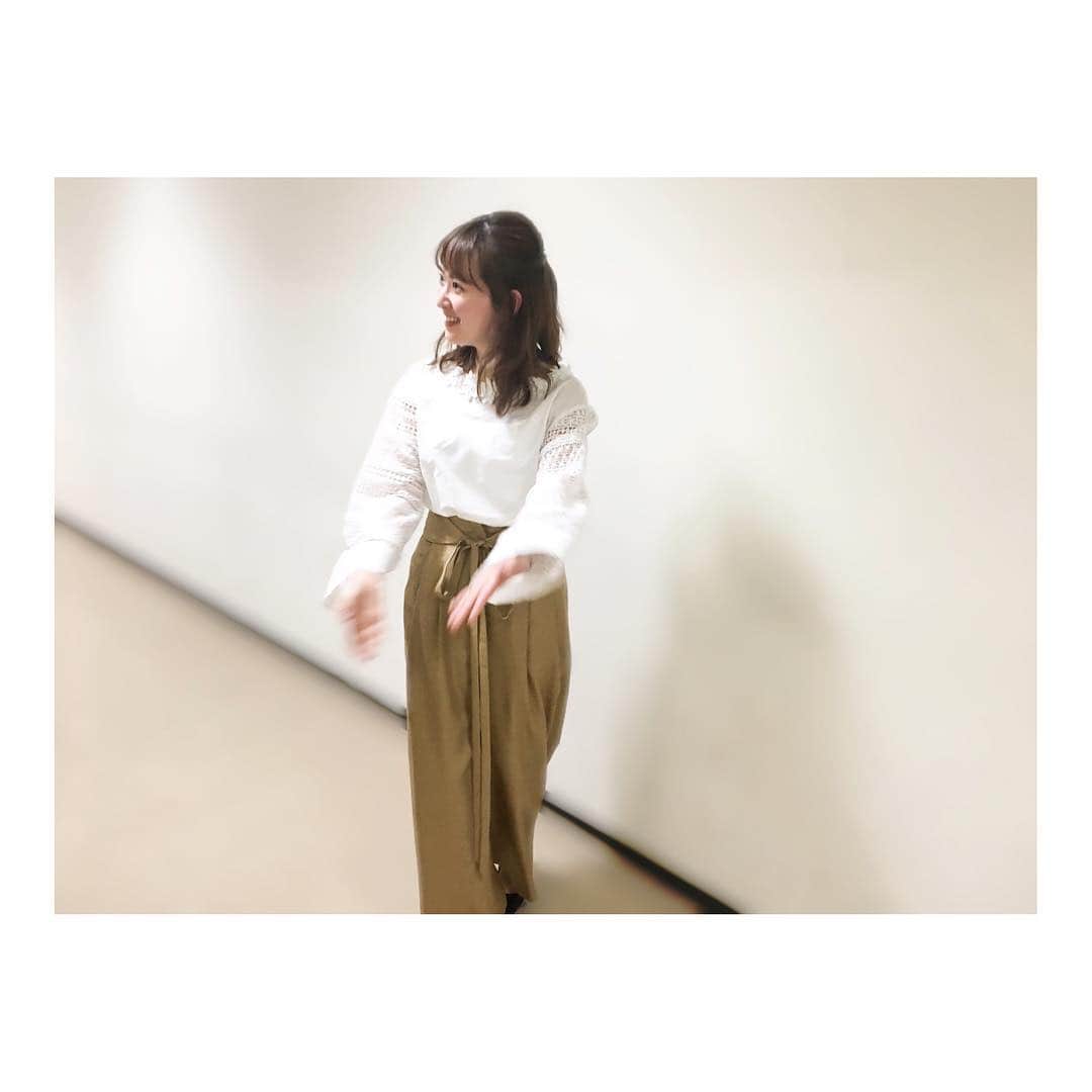 西島まどかさんのインスタグラム写真 - (西島まどかInstagram)「20日の「スポーツ酒場 語り亭」生放送、衣装は @_parigot_ さんでした。 腕のデザインが可愛いトップスに、太ベルトが取り外せるワイドパンツ。 白の好感度は身を助ける。 ． パンツはツータックのボリューム感が好みでした。ワイドパンツ大好き。 この日の衣装について @baila_magazine ブログにあげました🖥リンクはプロフィールから🔗 ． 👆3枚目以降は、近くに来たスタッフさんへの、どうぞお通り下さい〜、を2連発。気を遣わせてごめんなさい…。 #parigot#パリゴ #nhkbs1#スポーツ酒場語り亭」1月31日 14時12分 - nishijima_madoka
