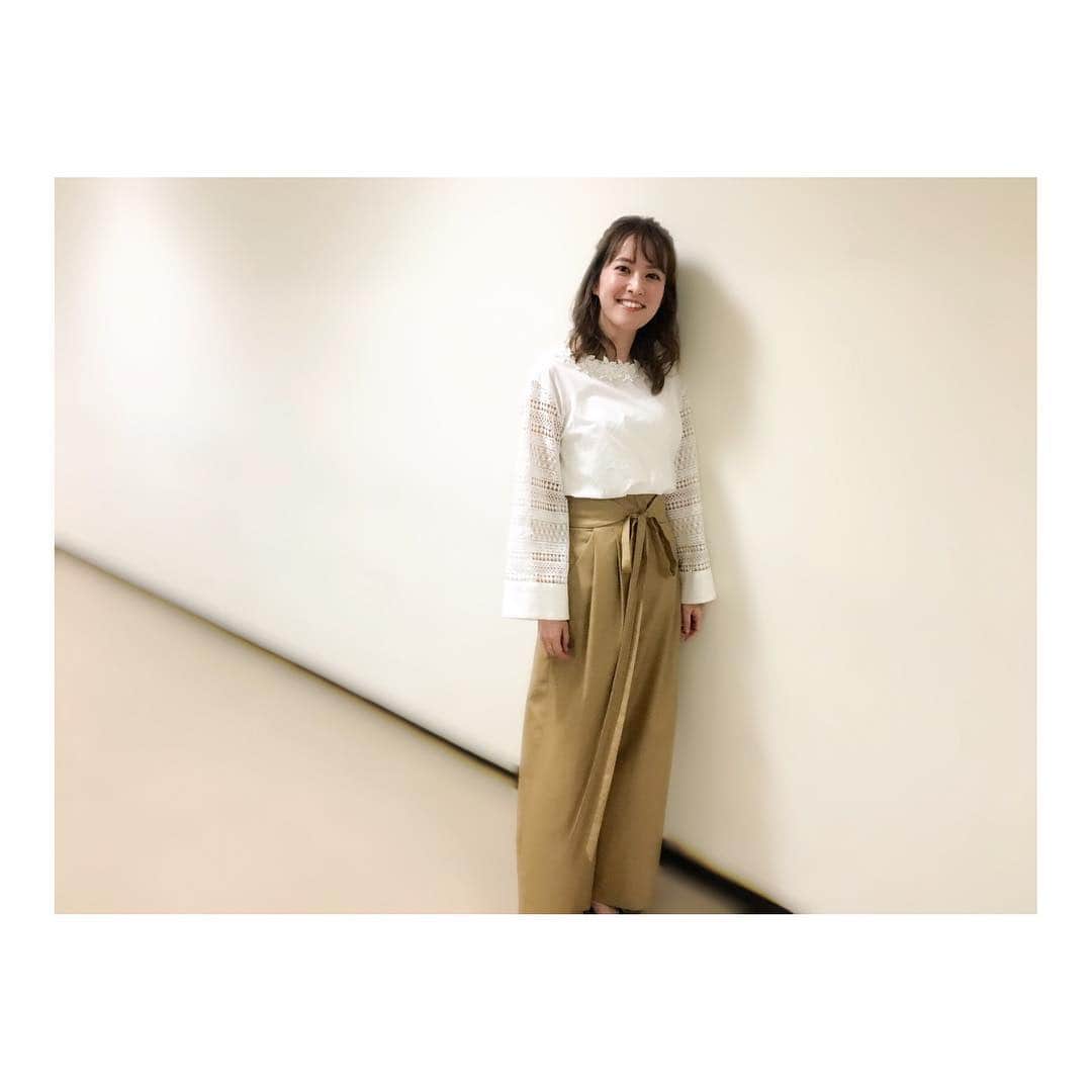 西島まどかさんのインスタグラム写真 - (西島まどかInstagram)「20日の「スポーツ酒場 語り亭」生放送、衣装は @_parigot_ さんでした。 腕のデザインが可愛いトップスに、太ベルトが取り外せるワイドパンツ。 白の好感度は身を助ける。 ． パンツはツータックのボリューム感が好みでした。ワイドパンツ大好き。 この日の衣装について @baila_magazine ブログにあげました🖥リンクはプロフィールから🔗 ． 👆3枚目以降は、近くに来たスタッフさんへの、どうぞお通り下さい〜、を2連発。気を遣わせてごめんなさい…。 #parigot#パリゴ #nhkbs1#スポーツ酒場語り亭」1月31日 14時12分 - nishijima_madoka
