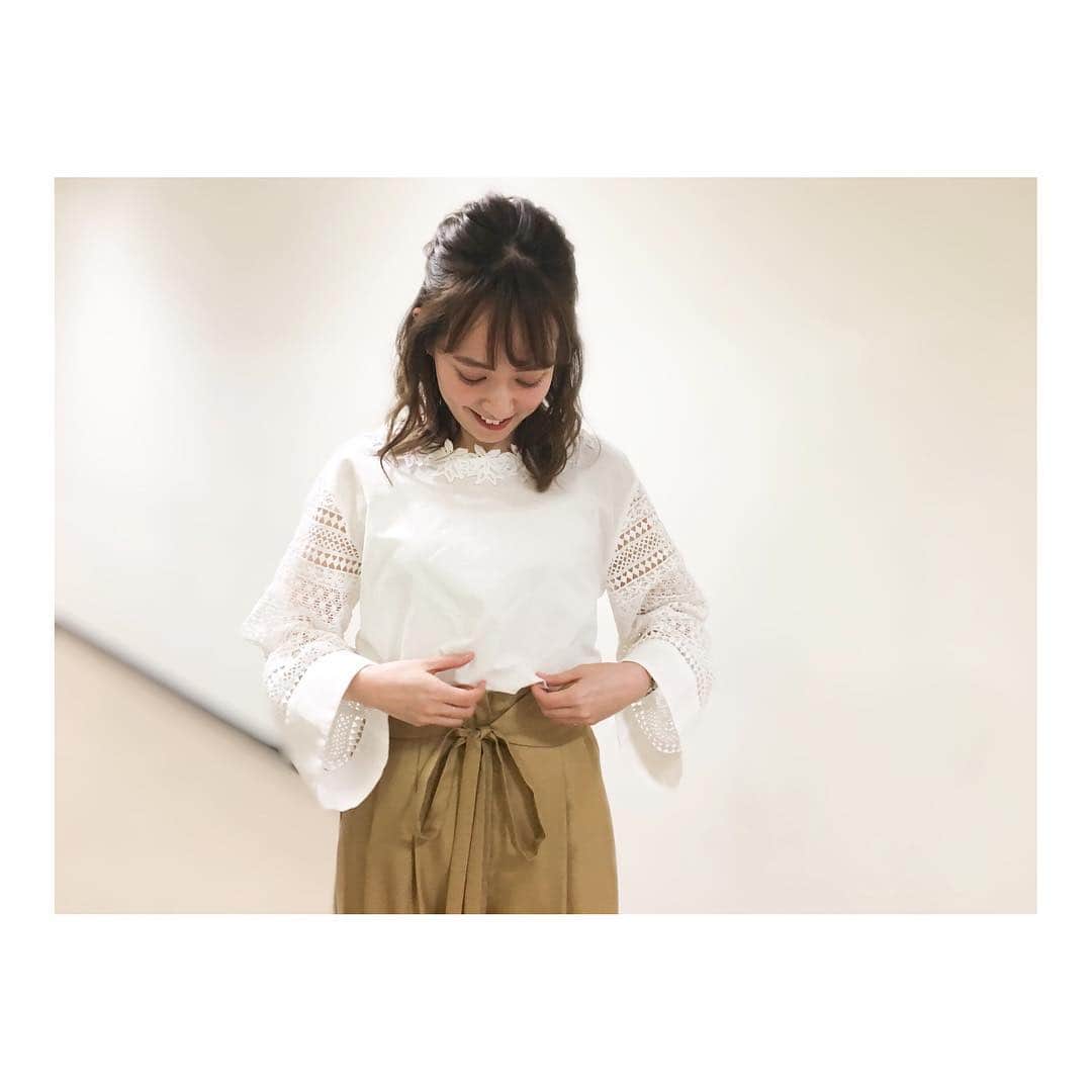 のインスタグラム：「20日の「スポーツ酒場 語り亭」生放送、衣装は @_parigot_ さんでした。 腕のデザインが可愛いトップスに、太ベルトが取り外せるワイドパンツ。 白の好感度は身を助ける。 ． パンツはツータックのボリューム感が好みでした。ワイドパンツ大好き。 この日の衣装について @baila_magazine ブログにあげました🖥リンクはプロフィールから🔗 ． 👆3枚目以降は、近くに来たスタッフさんへの、どうぞお通り下さい〜、を2連発。気を遣わせてごめんなさい…。 #parigot#パリゴ #nhkbs1#スポーツ酒場語り亭」