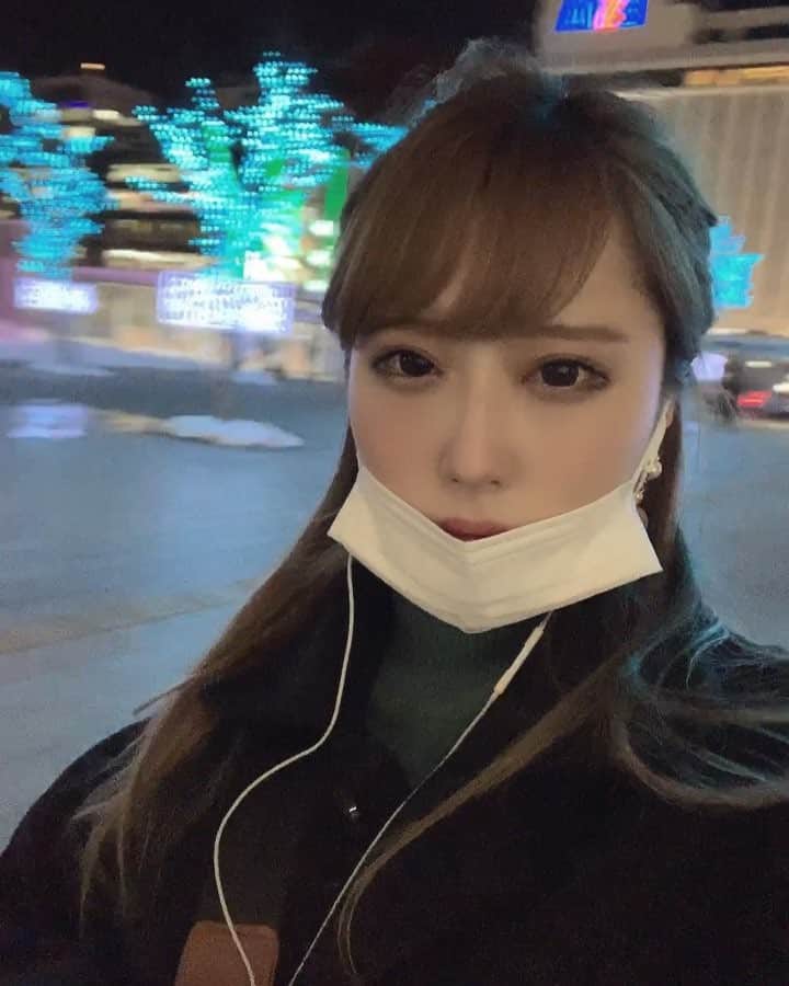 おもてちゃんのインスタグラム：「. 私の人生の中で上位3つに入るくらいのかなしい出来事があり心が死んで泥のように寝ていたがこれではダメだと思って外出した . ぢょうちょふあんてぃになったのでクソ寒いのにイルミ〜めちゃ寒い〜目が覚めるね❗️マスクの付け方知らないのかな〜うける❗️ みんなも人生頑張ろうね〜ヮラ^_^」
