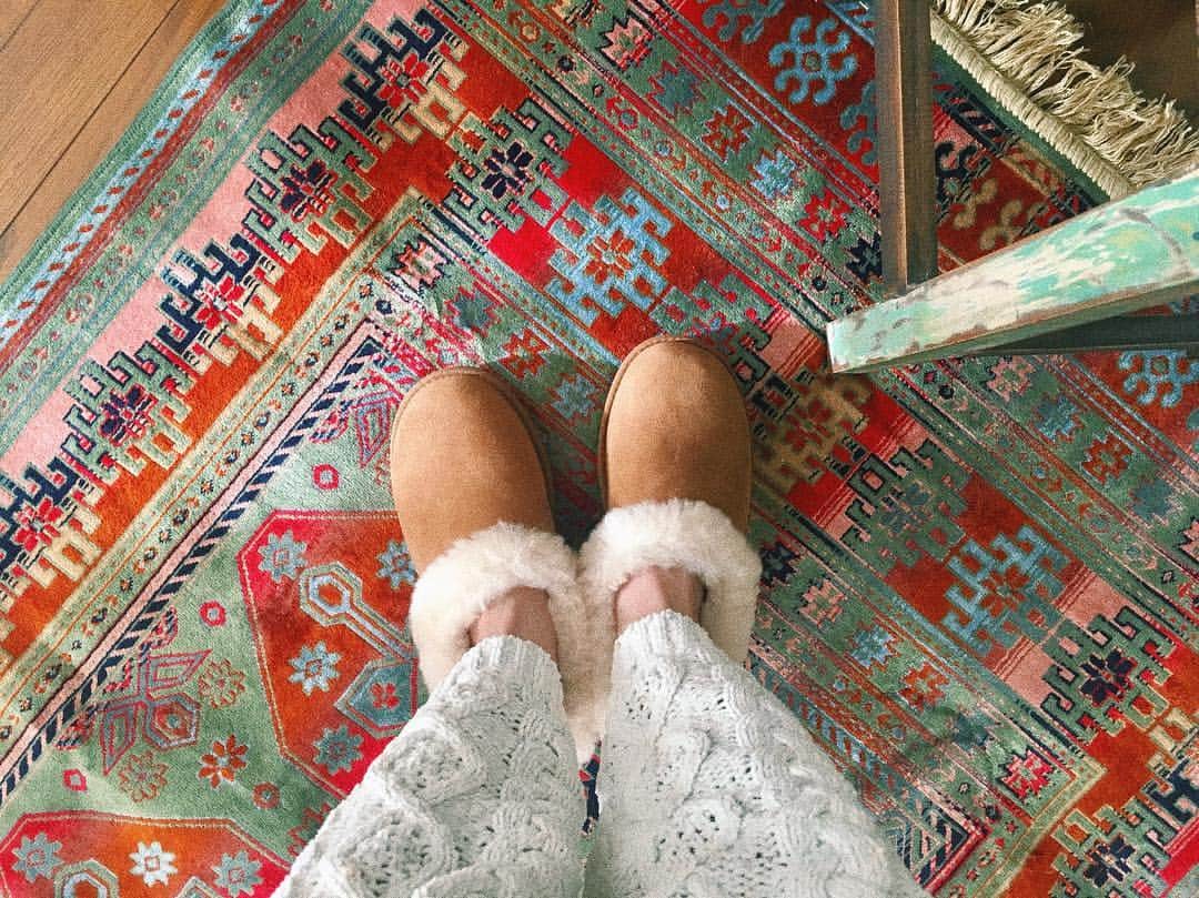 落合砂央里さんのインスタグラム写真 - (落合砂央里Instagram)「久しぶりのUGG、めちゃめちゃ暖かい⛄️ 今夜は雪降るのかな？  風邪対策のため、ホッカイロに湯たんぽに温かい飲み物持ち歩いたり、色々試してるけど 何が効果的なんだろう🤔 #冷え性対策 #春よ来い」1月31日 20時12分 - ochiaikun