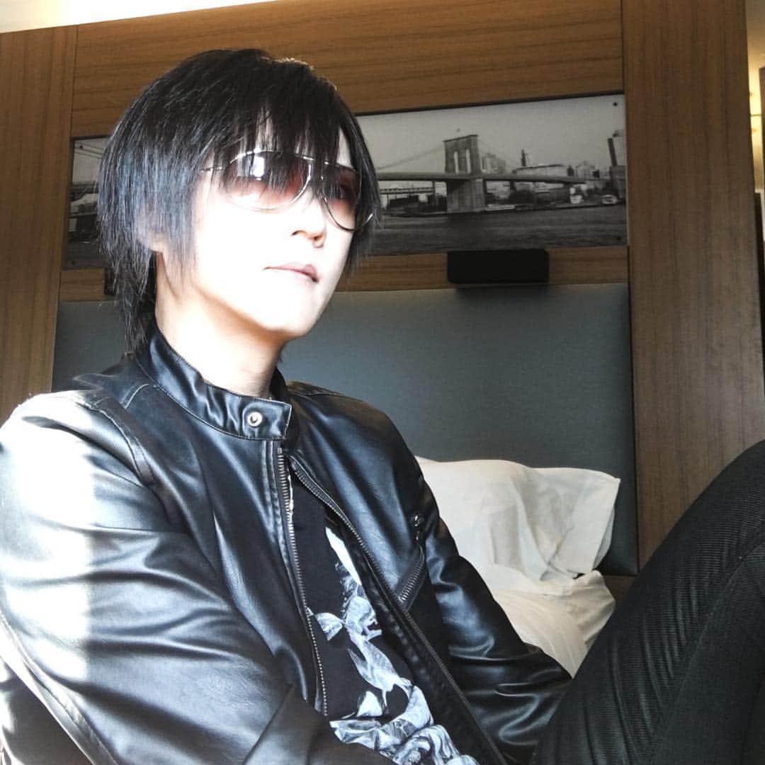 のインスタグラム：「This is my shortest hair these years. My head felt light and cold. Should I keep it long or short?  #natural #shorthair #musician #LA #NYC #guitarist #hotelroom #concertatnyc」
