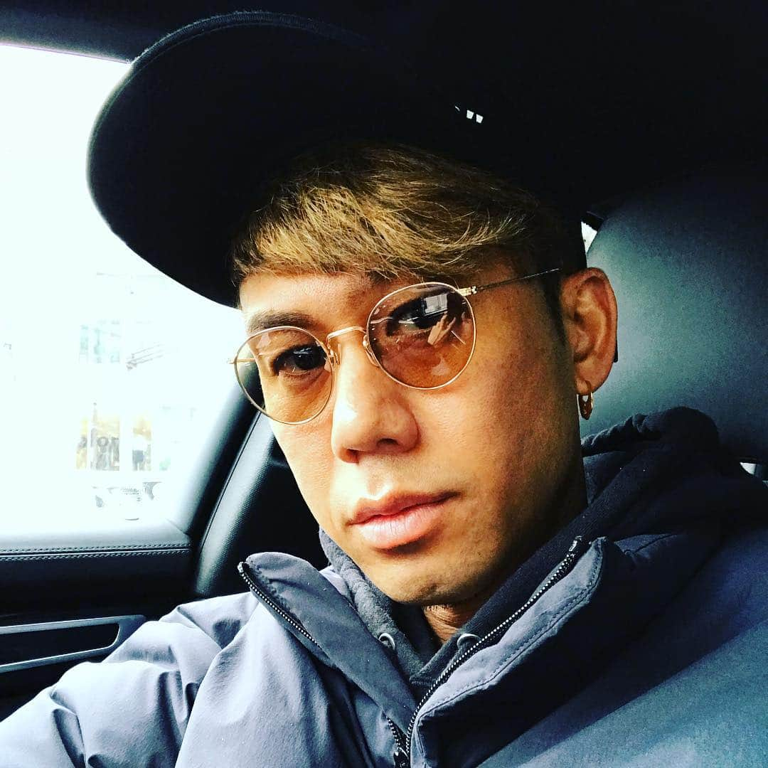 川畑要さんのインスタグラム写真 - (川畑要Instagram)「いつもお世話になっている人生の大先輩の方達からヴィンテージサングラスをプレゼントして頂きました🎁✨ 大切に使わせていただきます。 ありがとうございました😊  ブランド:1930's American Optical  レンズ:1980's Germany.schott.Brown 💪(￣^￣)ゞ要 #川畑要 #chemistry #singer#かなめ屋 #1930s#ヴィンテージサングラス#americanoptical」1月31日 15時24分 - kawabata1979