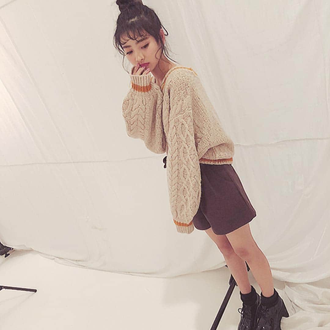 ニコ☆プチのインスタグラム：「ニコ☆プチ2月号のアンナの韓国コーデ企画、どうでしたか？  アンナの写真テクを教えてもらうため、プチ編のスマホで自撮りしまくってもらいました📸 その数なんと、100枚ごえ！笑  可愛い写真を撮るためには努力をおしまないのが、あんちゃんの美の秘訣❤️ #ニコプチ #田中杏奈」