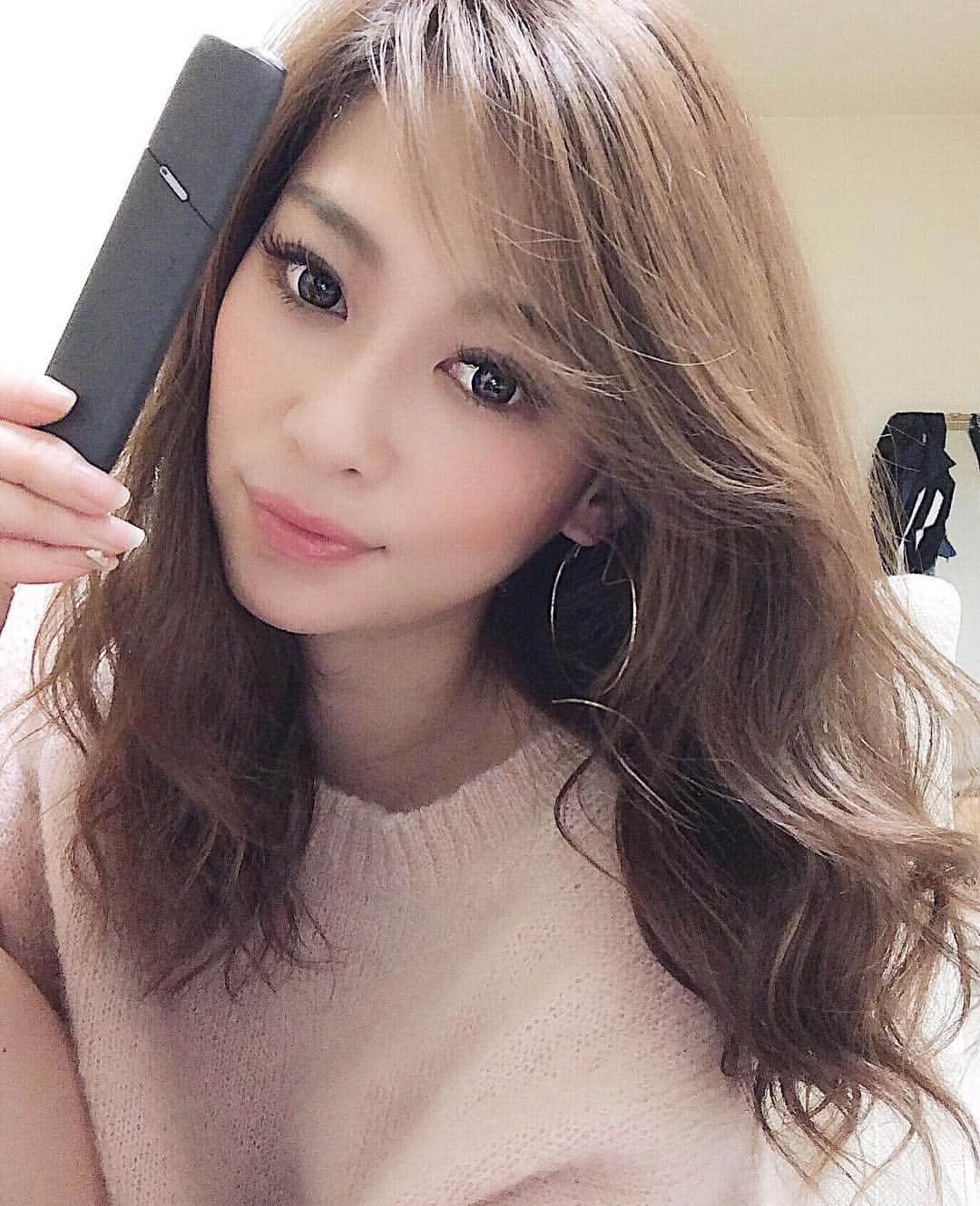 長谷川唯のインスタグラム：「#IQOSThisChangesEverything #IQOSアンバサダー #IQOSJapan ・ ・  成人喫煙者の皆様、@IQOS_jp から嬉しいニュースです😍✨ ・ ・  お待たせしました👏🏻❤ ・ ・ なんとIQOS 3とIQOS 3 MULTIが全国のコンビニエンスストアで販売開始しました✨ ・ ・  色はそれぞれホワイトとグレー✌🏻 ・ ・  私はグレーのIQOS 3 MULTI😋👌🏻✨✨ ・ ・  ほんとコンパクトだから、手ぶらでポケットにいれてカフェにいくときなんかでもかさばらないし、しかも連続使用できるってところ魅力的💜 ・ ・  近辺にIQOSストアがなく購入が難しかった方々にとってはすごく嬉しいニュースだよねん💋近くのコンビニエンスストアへ足を運んでみてください✨✨ ・ ・ ※ 店舗により取り扱いがない場合があります。 ・ ・ ※ 成人向けの本製品には、リスクがないわけではありません。」