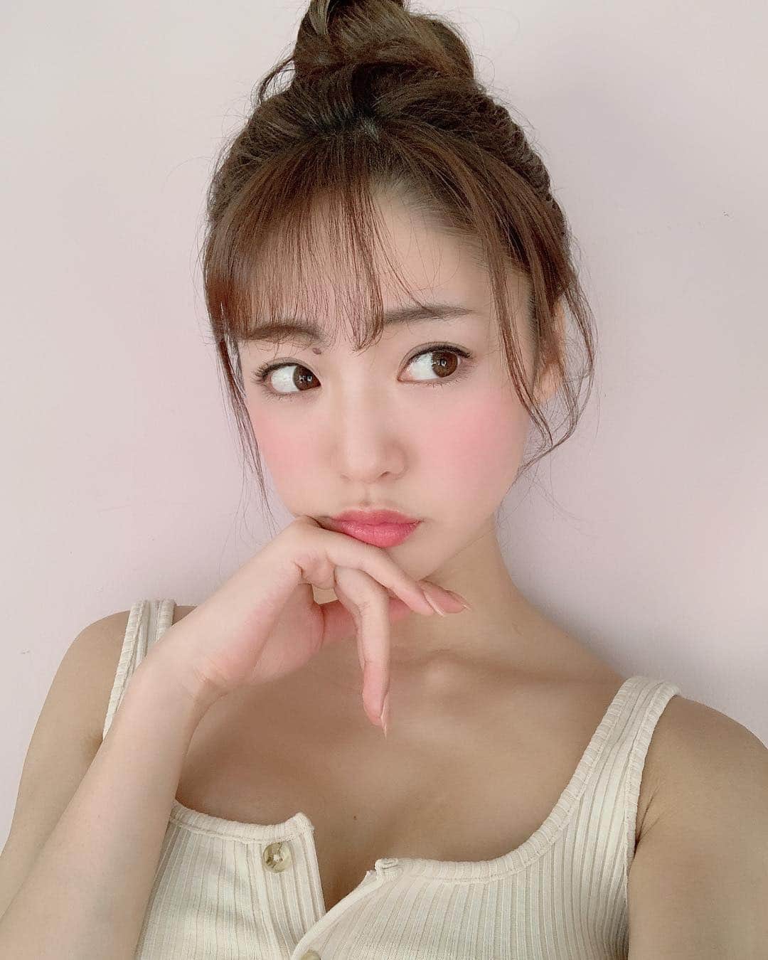 志田友美（ゆうみん）のインスタグラム：「岩手から戻り撮影📸✍️なちゅらる。 #shooting📷」