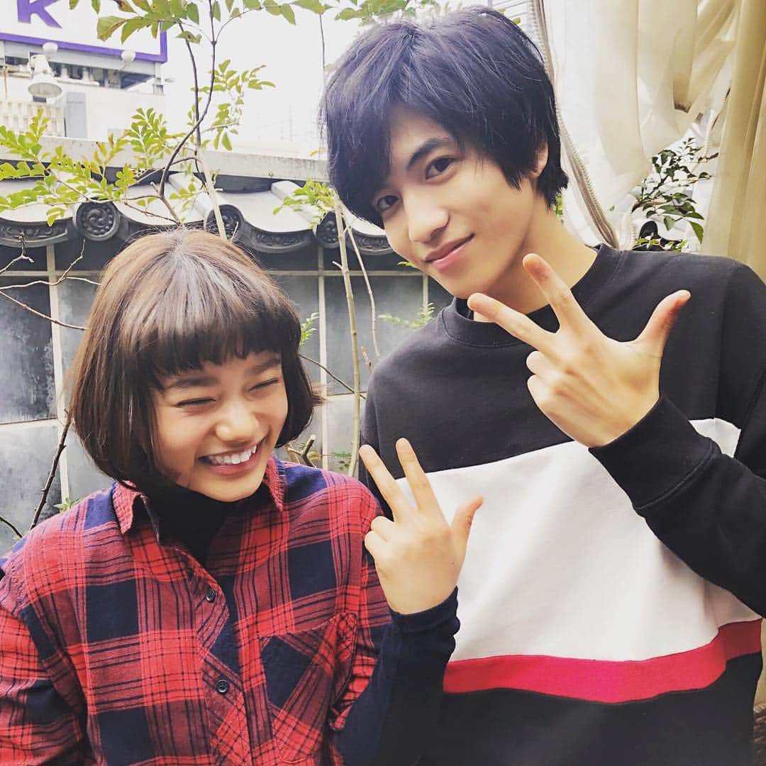 杉咲花のインスタグラム：「👨‍👧 ドラマ「ハケン占い師アタル」 今夜第３話が放送です。 志尊くん演じる、 文句ばかりのブーたれ青年品川さんが 不器用にも自分と向き合いながら 前に進んでゆく姿に 応援してしまいたくなるような温かい回です。 写真は いつも少年のように笑うのに ふと見せる姿がもう50年くらい生きてこられたような、 ダンディな一面も持ち合わせている、笑 おもしろい志尊くんと。 そんな志尊くんの、 とっても素敵な表情に心動かされるラストシーンまで 皆さまどうかお見逃しなく。 ドラマは今日よる９時からです。 #ハケン占い師アタル」