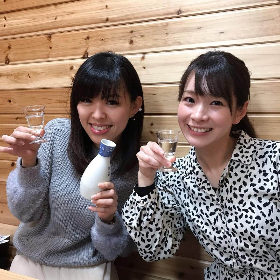 酒井瞳さんのインスタグラム写真 - (酒井瞳Instagram)「なんと！！！昨日からゆかさんが実家に泊まりきた！いっつも東京で一緒に居るけど #宮崎 で会うのは初めて！ 「ほんとに #宮崎人 やったっちゃねー」って言われたww そして #高千穂峡 に行き #マイナスイオン をたっぷりいただいてきました #宮崎県 #延岡 #高千穂 #雨やったからレインコート #天孫降臨 #絶景 #日本の滝百選 #真名井の滝 #滝 #自然 #パワースポット #宮崎娘 #宮崎観光」1月31日 17時35分 - s.sakaihitomi