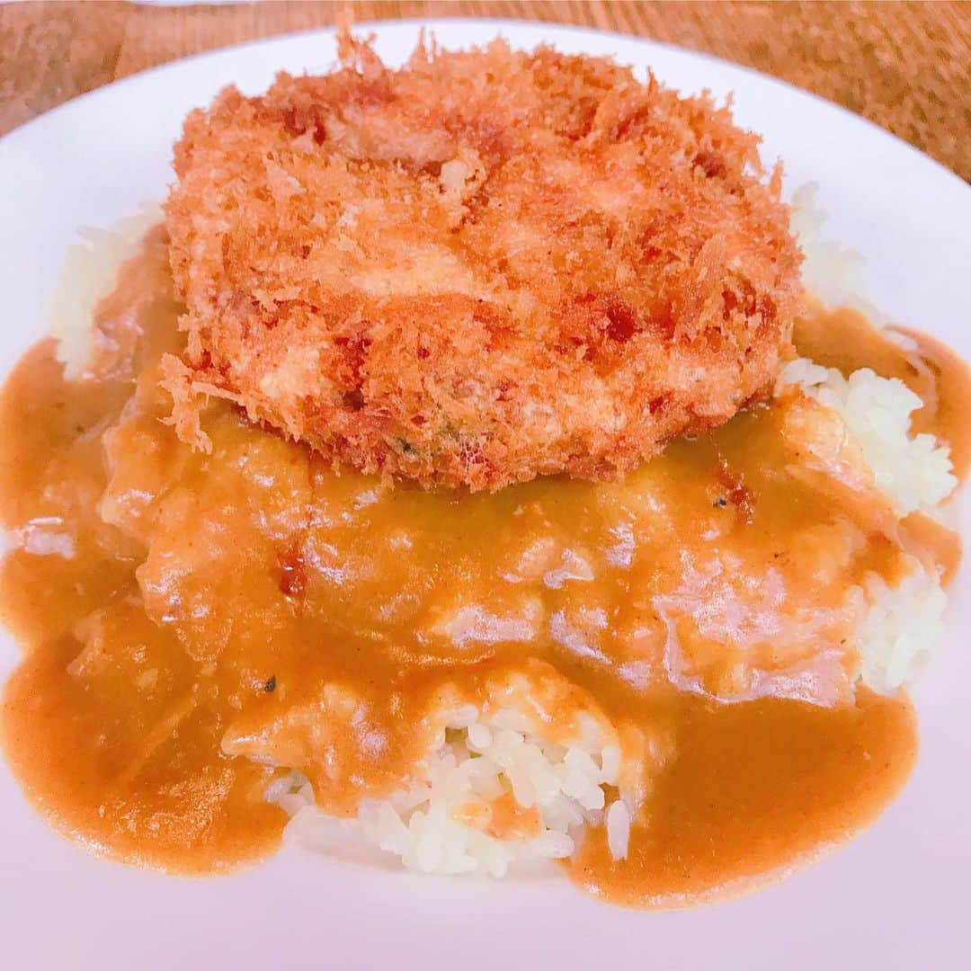のインスタグラム：「仙台カレー部。 さふらんのハンバーグフライカレー🍛 ランチはサラダとコーヒー☕️セットで950円とリーズナブル。ハンバーグは肉汁が閉じ込められているし、コーヒー込みで安心するお味！  #brianthesun  #カレー部」