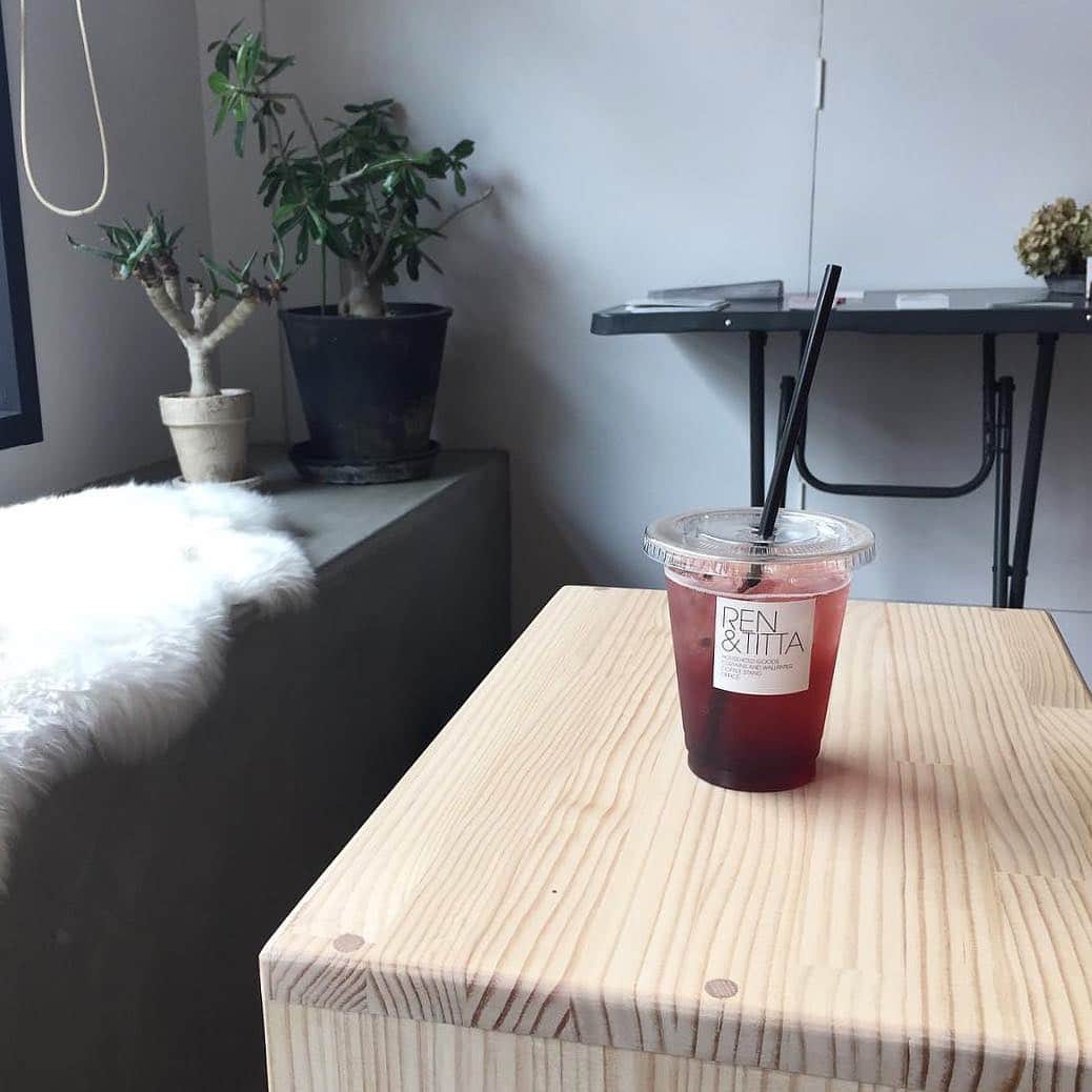 Mie Kawanoのインスタグラム：「raspberry soda🥤 #renandtitta  #cafe #instagood #別府 #大分 #大分カフェ #別府カフェ」