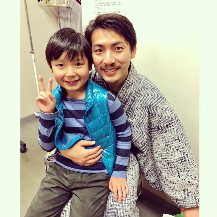 上山竜治さんのインスタグラム写真 - (上山竜治Instagram)「子供たちが観に来てくれた！！ 身長が伸びててビックリした #大河原爽介 会えて嬉しかった。  みんな本当にありがとう。  #どうぶつ会議 #ありがたいことにチケットもう取れないそうです、、、。」1月31日 18時14分 - kamiyama_ryuji_0910