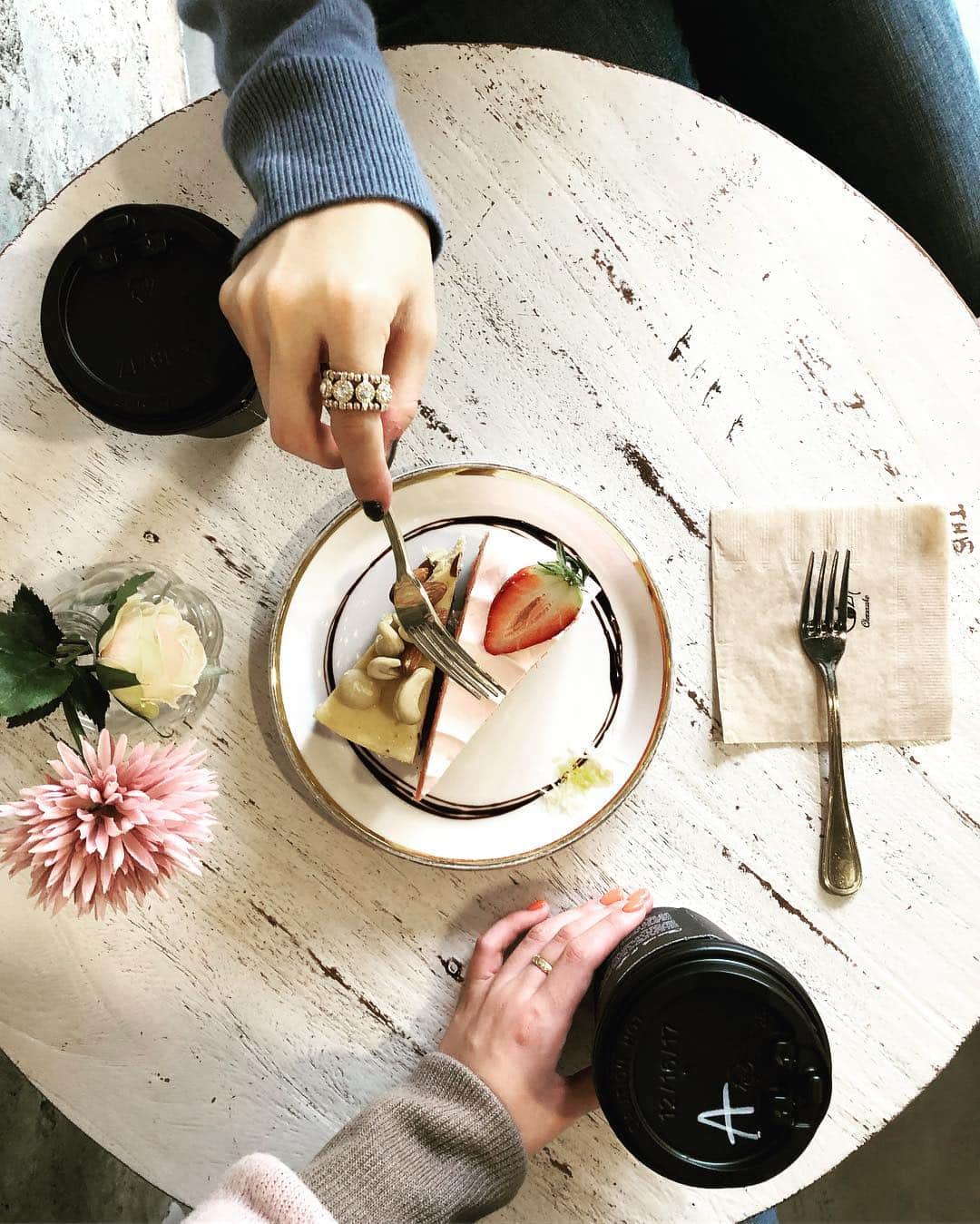 嶋優花のインスタグラム：「🍰🌸 . C27っていうカロスキルにあるカフェ。🕊 チーズケーキ専門店だよ🧀 . #c27 #가로수길 #가로수길카페 #카페스타그램 #カロスキル #カロスキルカフェ #チーズケーキ」