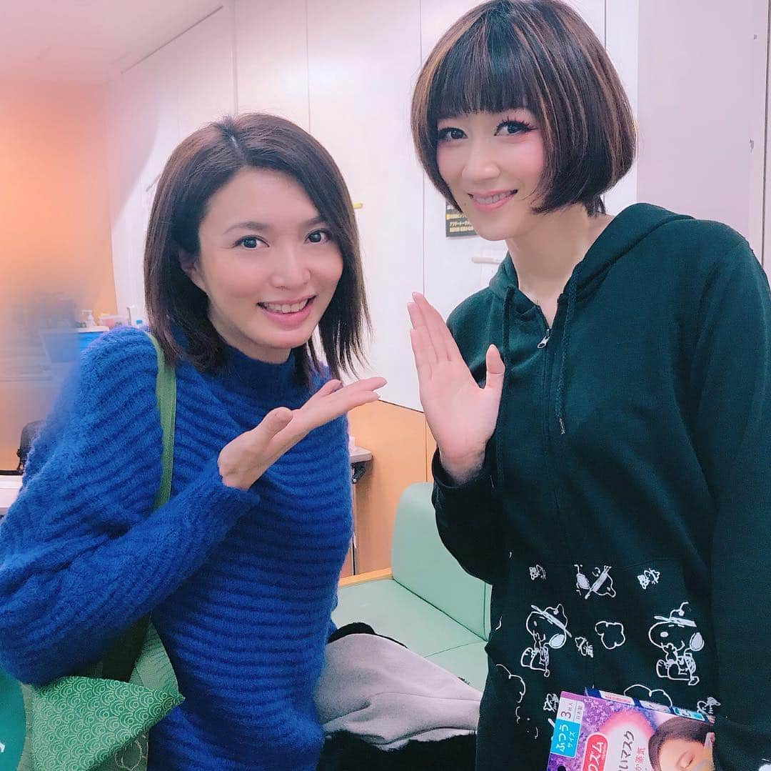 蓮城まことさんのインスタグラム写真 - (蓮城まことInstagram)「☆ 『ベルサイユのばら45』１回公演終演後、 『暗くなるまで待って』を観にいってきました✨ すっごく面白かったです！ 会話劇が大好きなので楽しかったし、 いっぱいドキドキしながら見ました！！ かなめさんは美しいし、 お芝居も素敵で流石でした😊 『BLOODY POETRY』で共演した猪塚健太くんも 良い演技してたし、やっぱり良い声✨ 良いお芝居のエネルギーを頂けたので、 明日からも頑張れます👍 #暗くなるまで待って #サンシャイン劇場 #凰稀かなめ さん #ベルばらでお待ちしています #猪塚健太 くん #BLOODYPOETRY」1月31日 21時59分 - makotorenjo_king_official