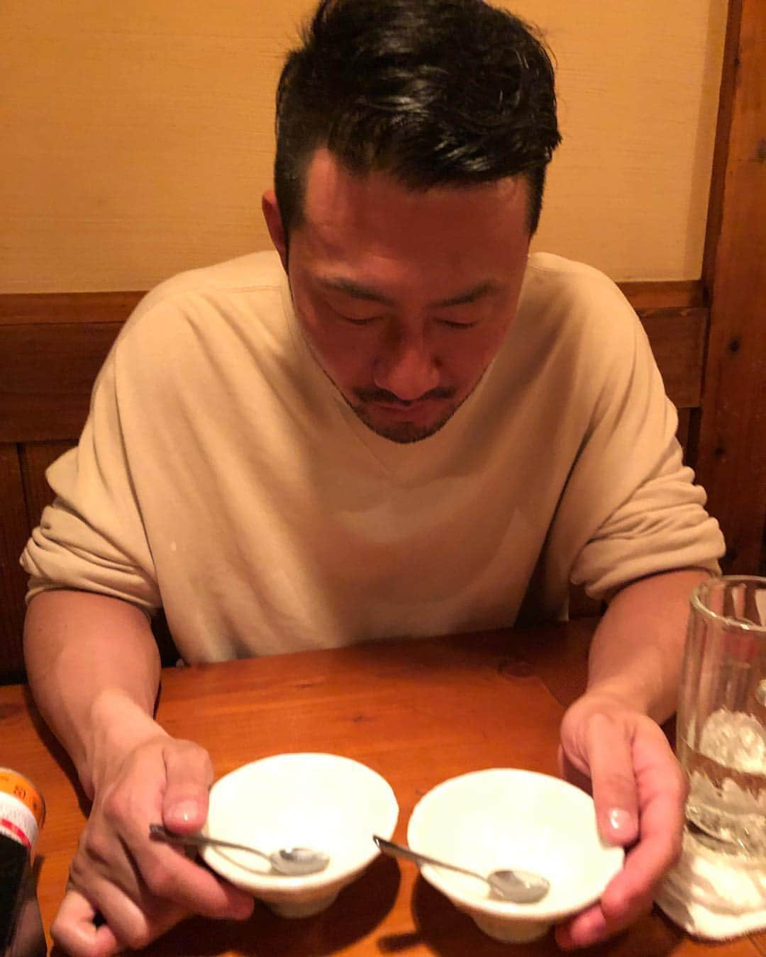 金山泉のインスタグラム：「沖縄初日。 さっそく黒糖アイスを２つたいらげる狩野恵輔。。 #狩野恵輔 #阪神タイガース #MBS #MBSラジオ」