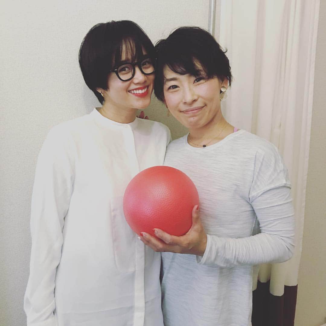 FitnessPlanner 星野由香さんのインスタグラム写真 - (FitnessPlanner 星野由香Instagram)「@mai_miyagi ちゃんの顔の小ささたるや😂✨ 本当に努力！な素敵な母さん！ 大尊敬です😊♡ 明日は舞さんの大切な日 きっと愛溢れる1日に✨  大切な日の前に来ていただけて本当にトレーナー冥利です✨  #parsonaltrainer #piltaes #reformer #mama #働くママ #M まだ買ってない方は是非！ これから妊婦、いま妊婦さん、必読です😋」1月31日 22時04分 - yuka.hoshino222