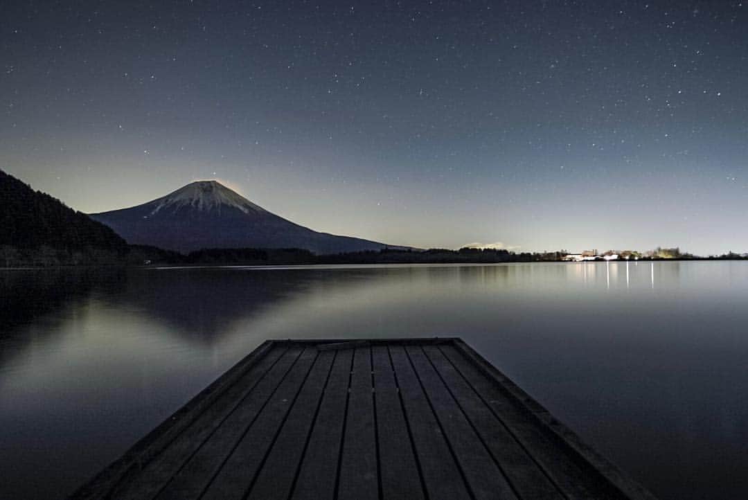 のインスタグラム：「1069 Jetty  Fujinomiya, Shizuoka, Japan 静岡県富士宮市 田貫湖  #japanfocus #jp_gallery #instagramjapan #ig_japan #wu_japan #wu_asia #worldunion #theworldshotz #igersjp #team_jp_ #team_jp_東 #静岡県 #team_jp_skyart  #mtfuji #Japan #Shizuoka  #natureaddict Mt. Fuji Shizuoka, Japan #Lovers_Nippon #東京カメラ部#japan_night_view #japan_night_view_member #1xPicoftheDay #phos_japan #夜景ら部 #写真好きな人と繋がりたい #bestjapanpics  #photo_shorttrip #しぞーカメラ部  #night_excl」